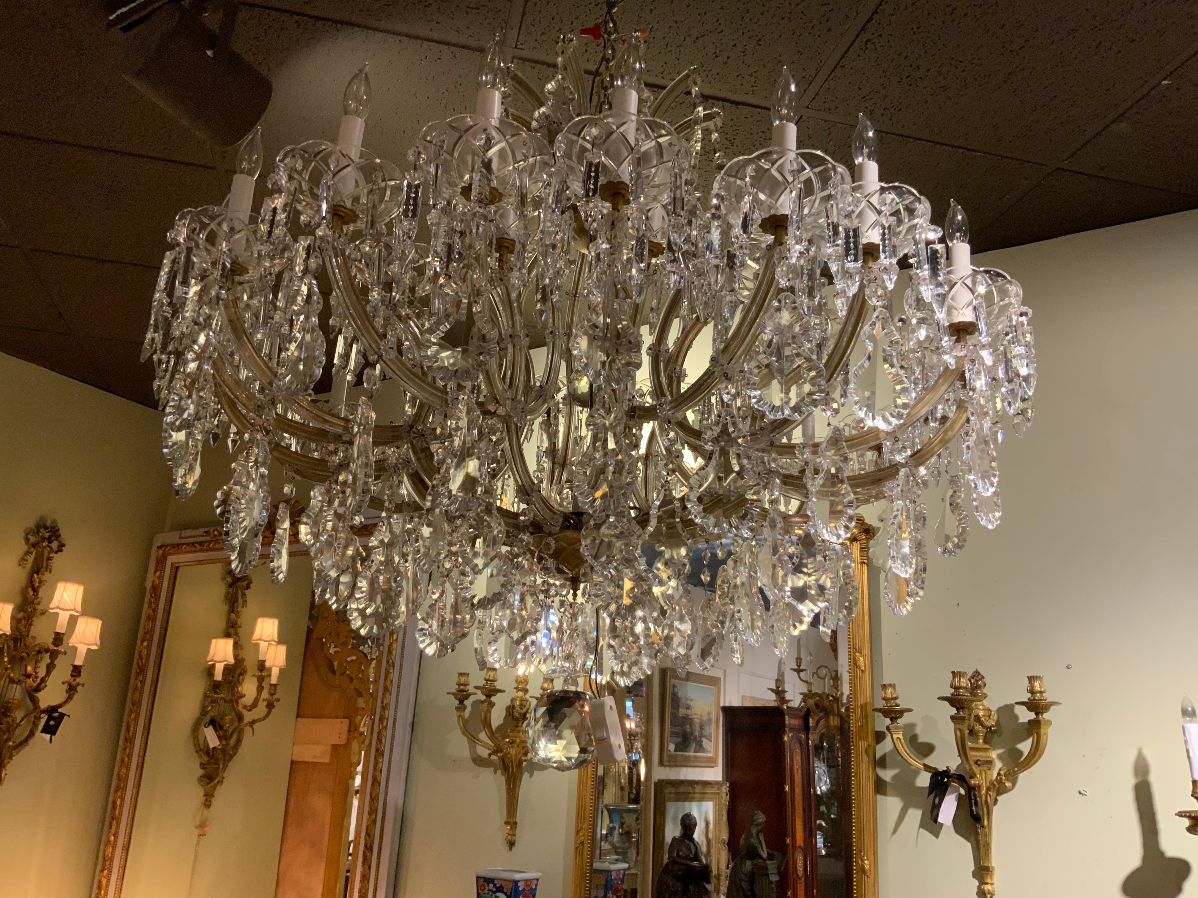 Großer Kristall-Kronleuchter im Maria-Teresa-Stil in Palace-Größe mit 30 Lichtern im Angebot 2