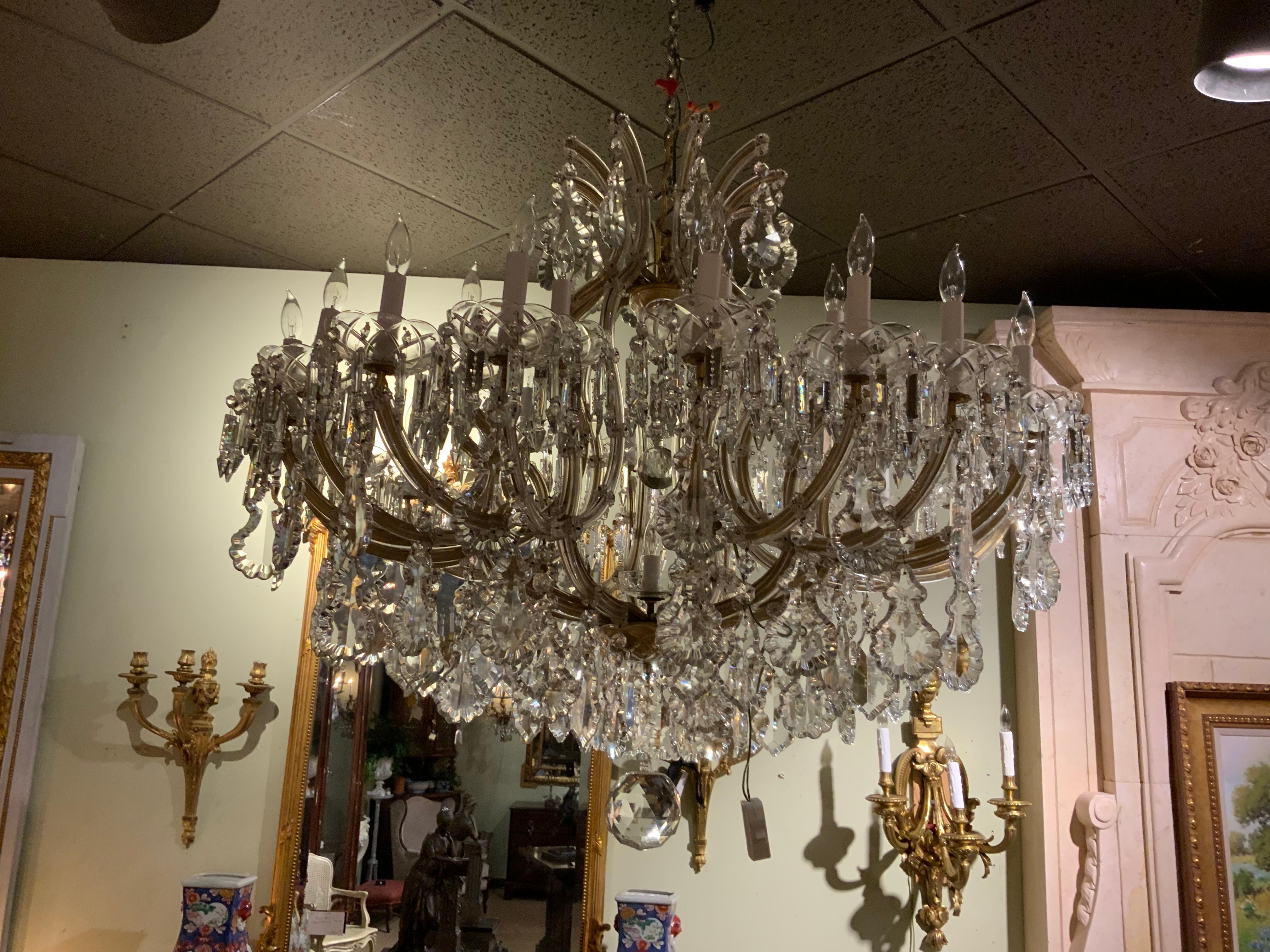 Grand lustre en cristal de taille palais de style Marie-Thérèse avec 30 ampoules en vente 2