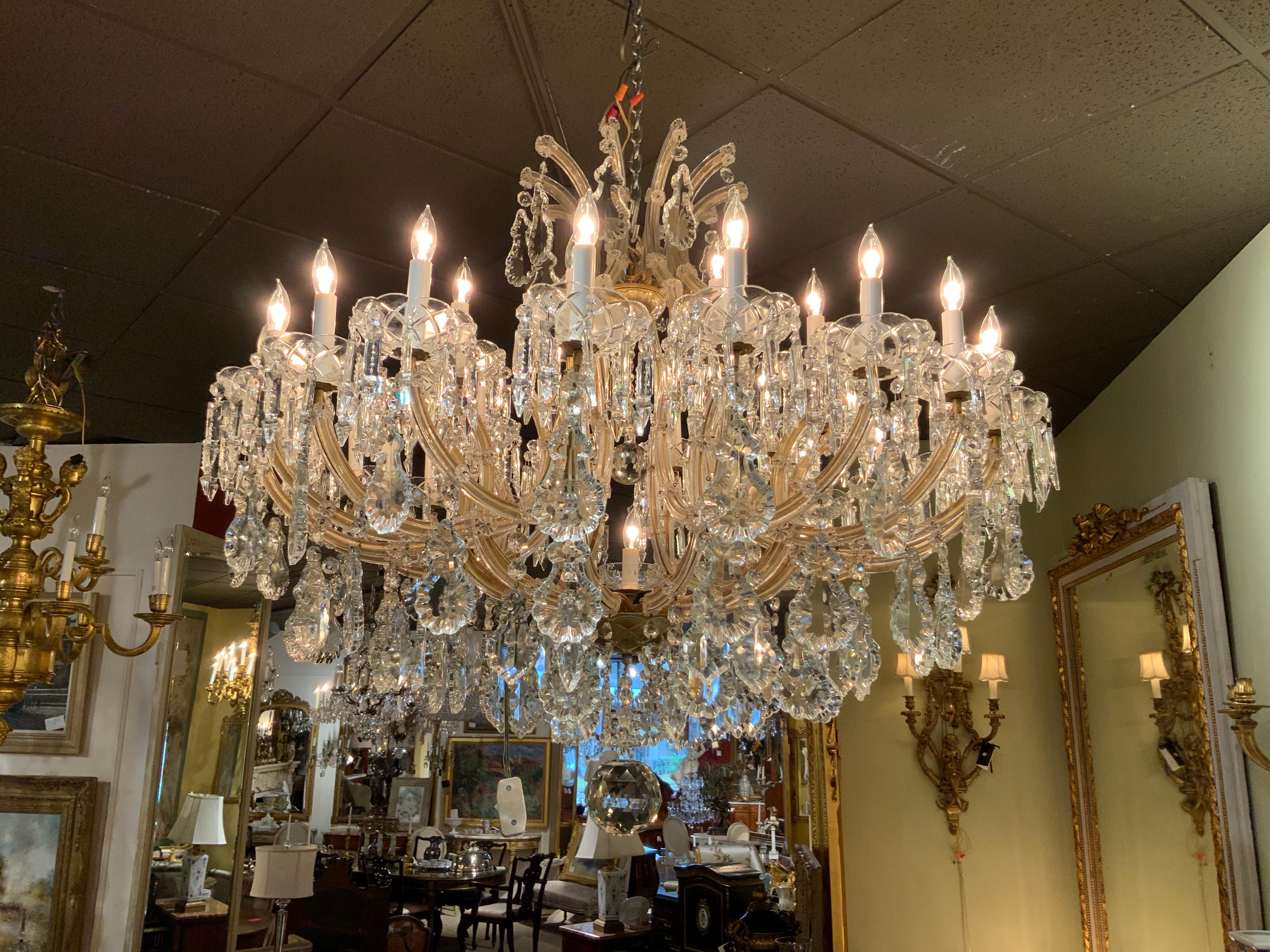 Großer Kristall-Kronleuchter im Maria-Teresa-Stil in Palace-Größe mit 30 Lichtern im Angebot 4