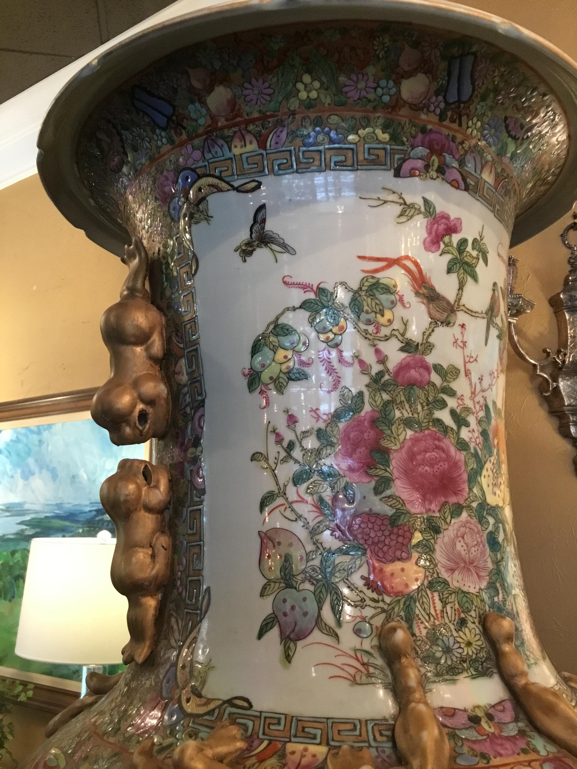Porcelaine Vases à médaillon en forme de rose de grande taille:: 20ème siècle en vente