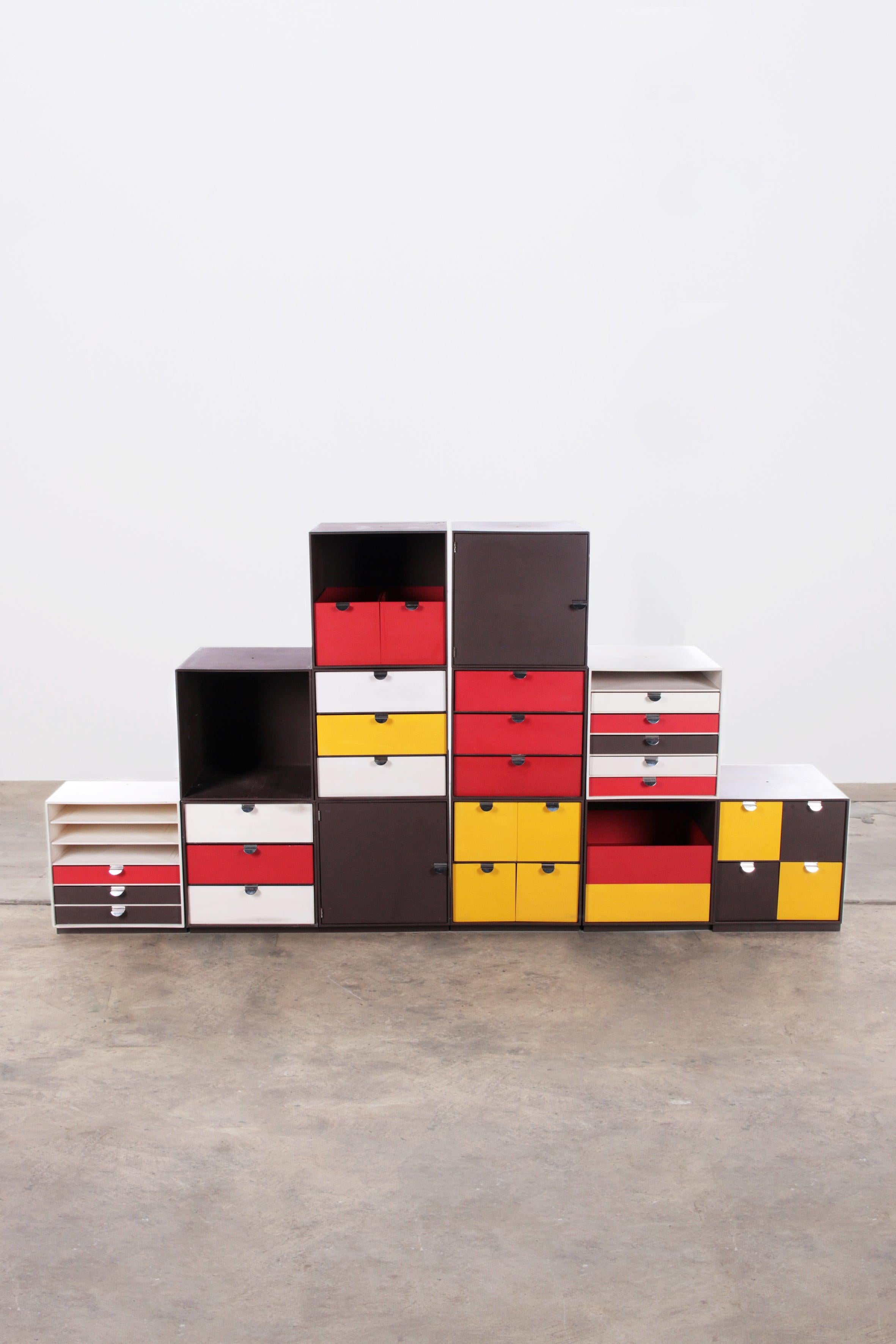 Palaset Palanox boxes

storage boxes with multi-colored stackable boxes that allow you to build your own shelf, produced only a few years in the early 1970s.

side of one box 35 x 35 x 35 cm 

During his career, the Designer Ristomatti Ratia
