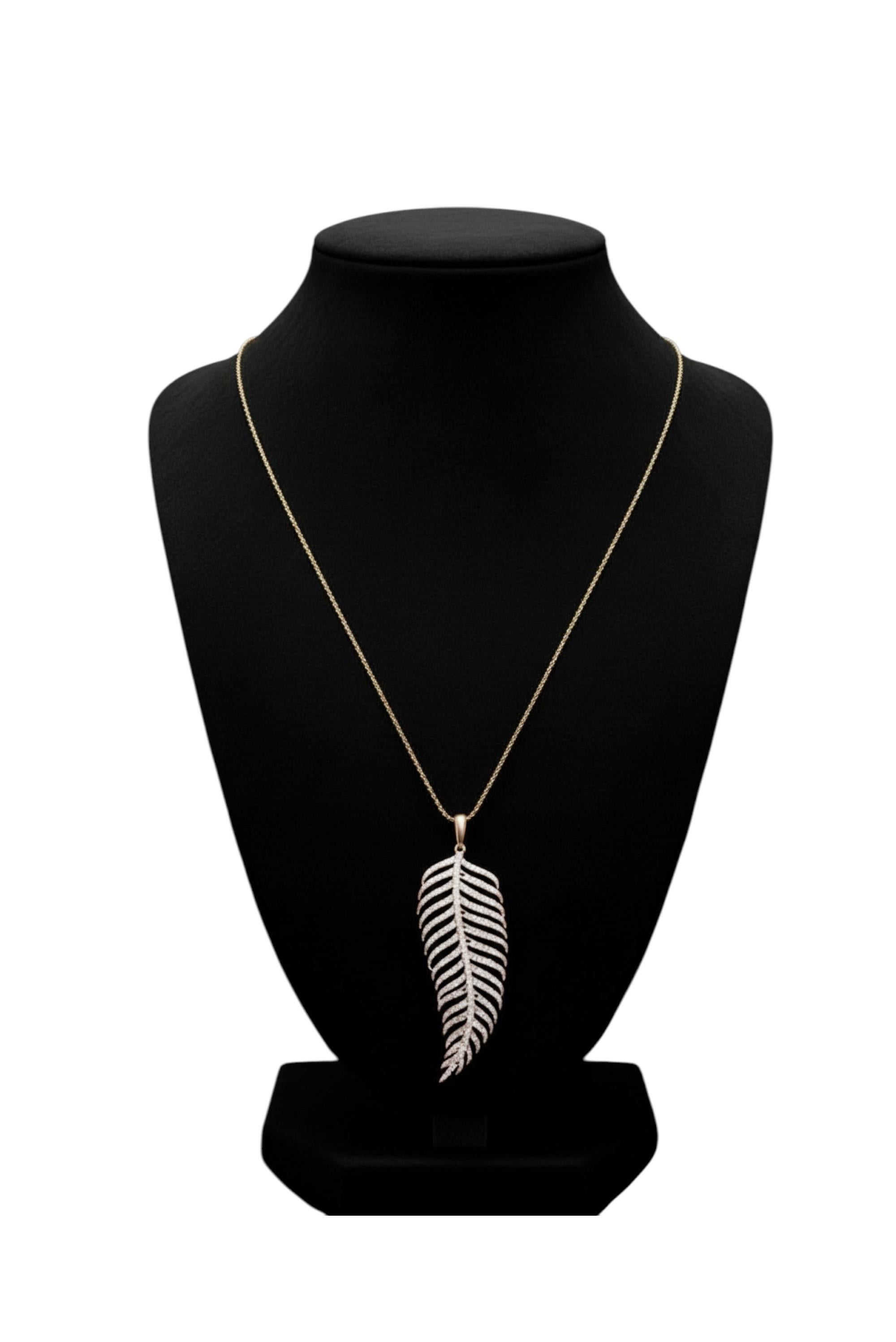 Taille ronde Pendentif à breloques en forme de feuille de palmier avec diamants sur chaîne de boule en or en vente