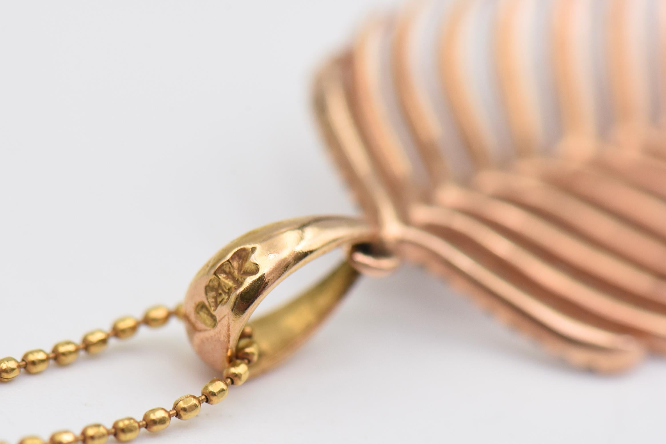 Pendentif à breloques en forme de feuille de palmier avec diamants sur chaîne de boule en or Unisexe en vente