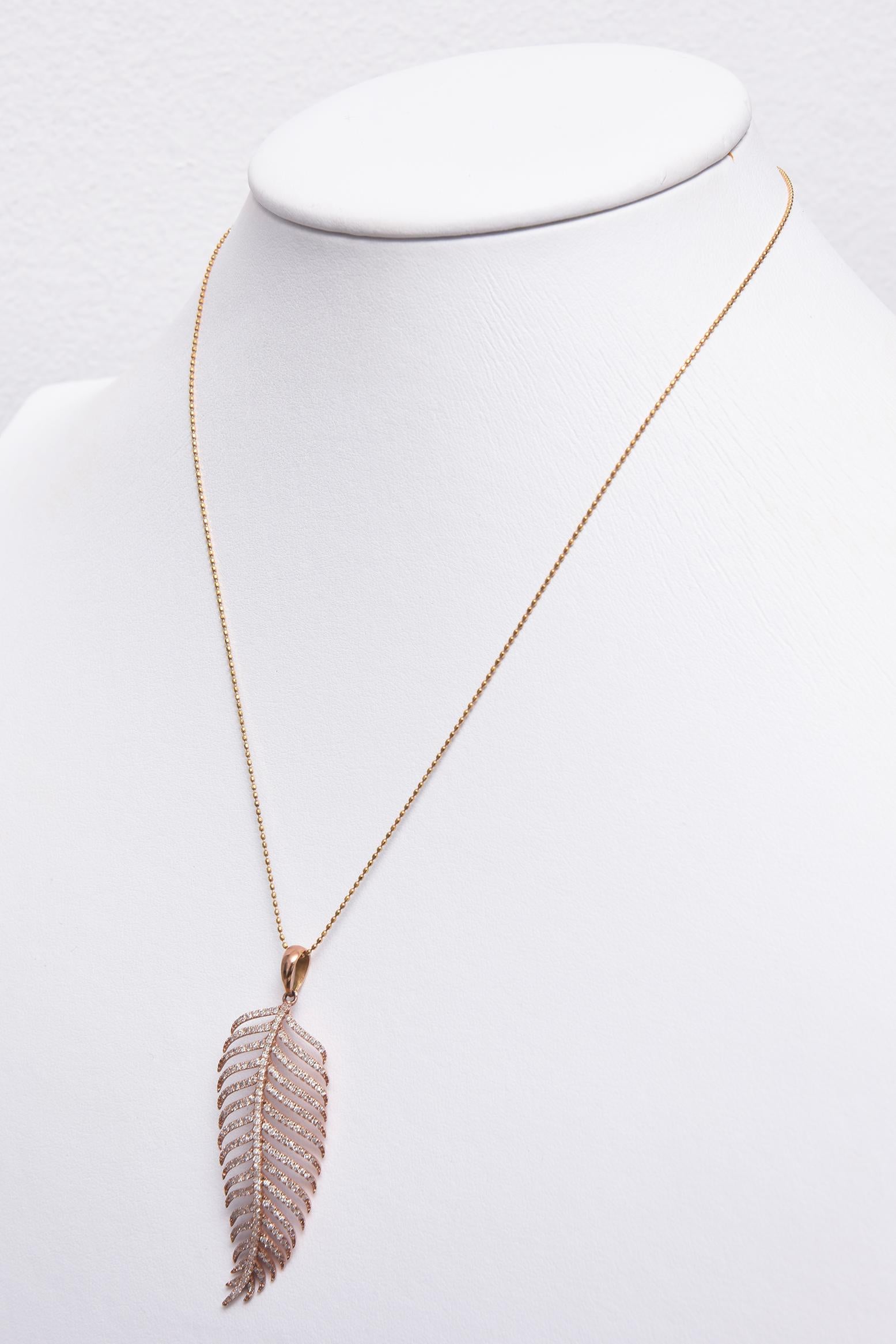 Pendentif à breloques en forme de feuille de palmier avec diamants sur chaîne de boule en or en vente 4