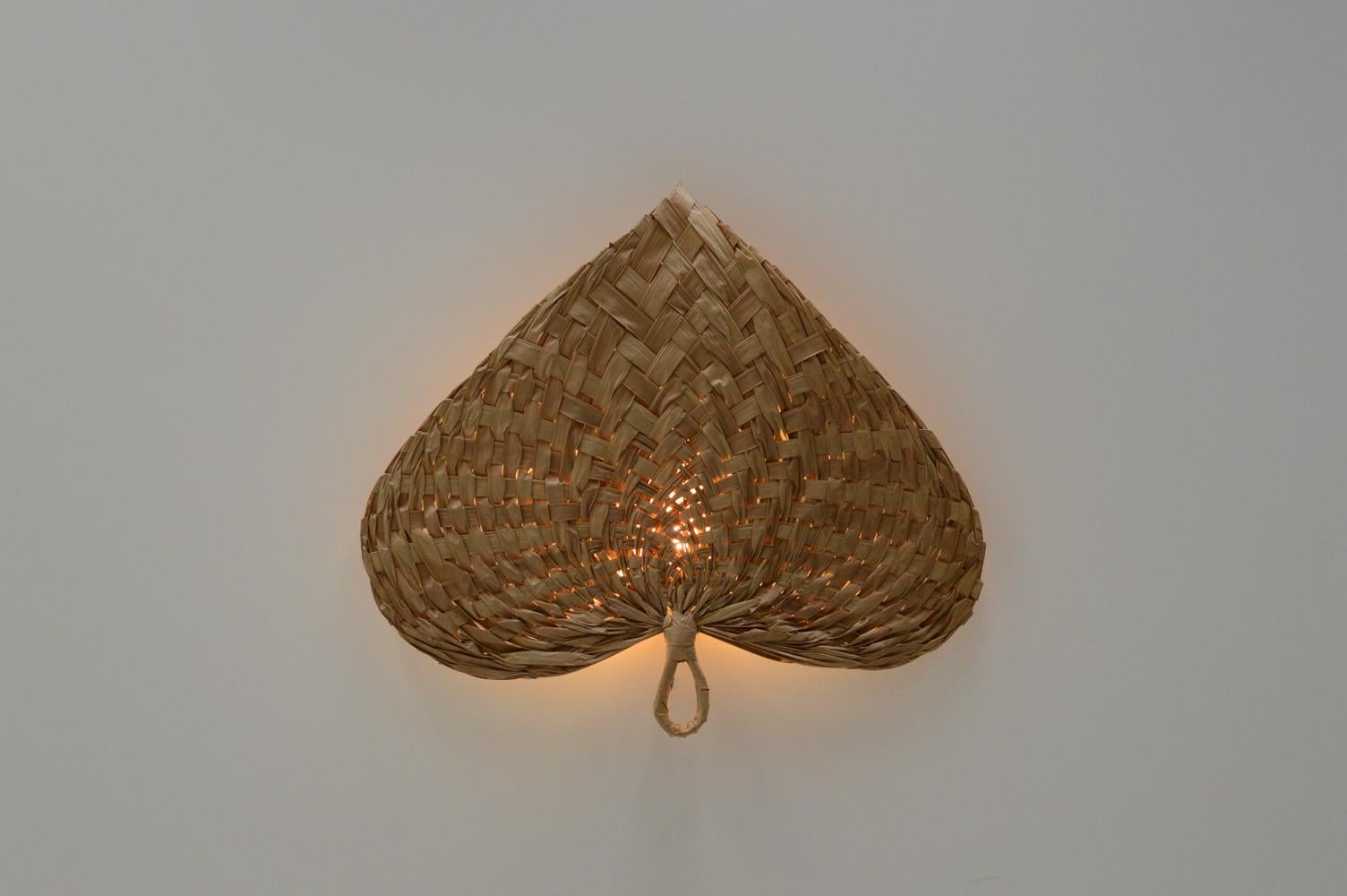 Large woven Palm leaf fan wall lamp. Holds a E27 bulb. In very good vintage condition. 

Request a quote for the latest shipping rates.