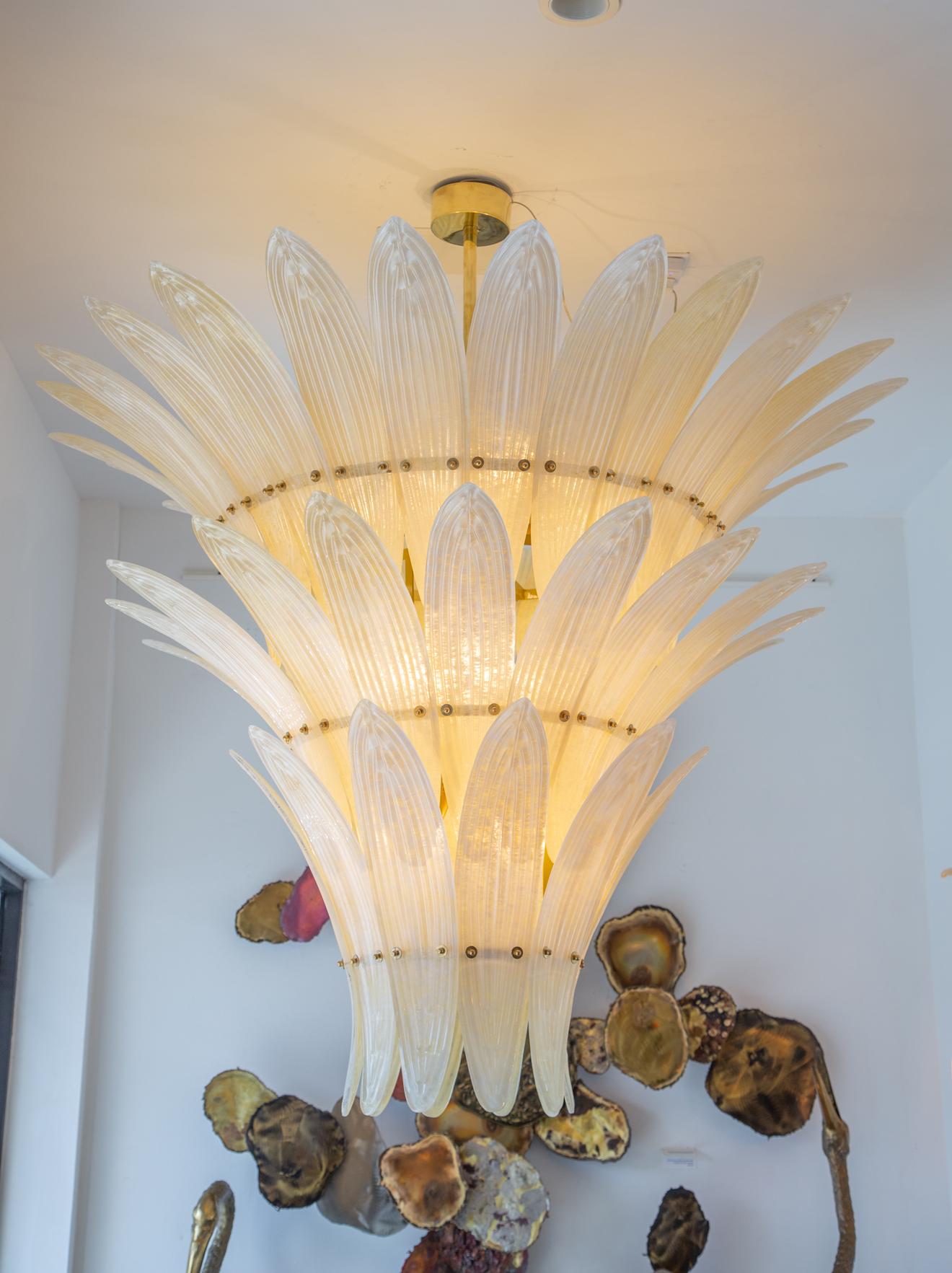Grandes feuilles de palmier Murano  lustre en verre, Italie en stock
Composé de 50 feuilles de palmier en verre de Murano texturé.
Couleur champagne
Accent en laiton
12 ampoules E26, câblées selon les normes américaines
La chute peut être modifiée