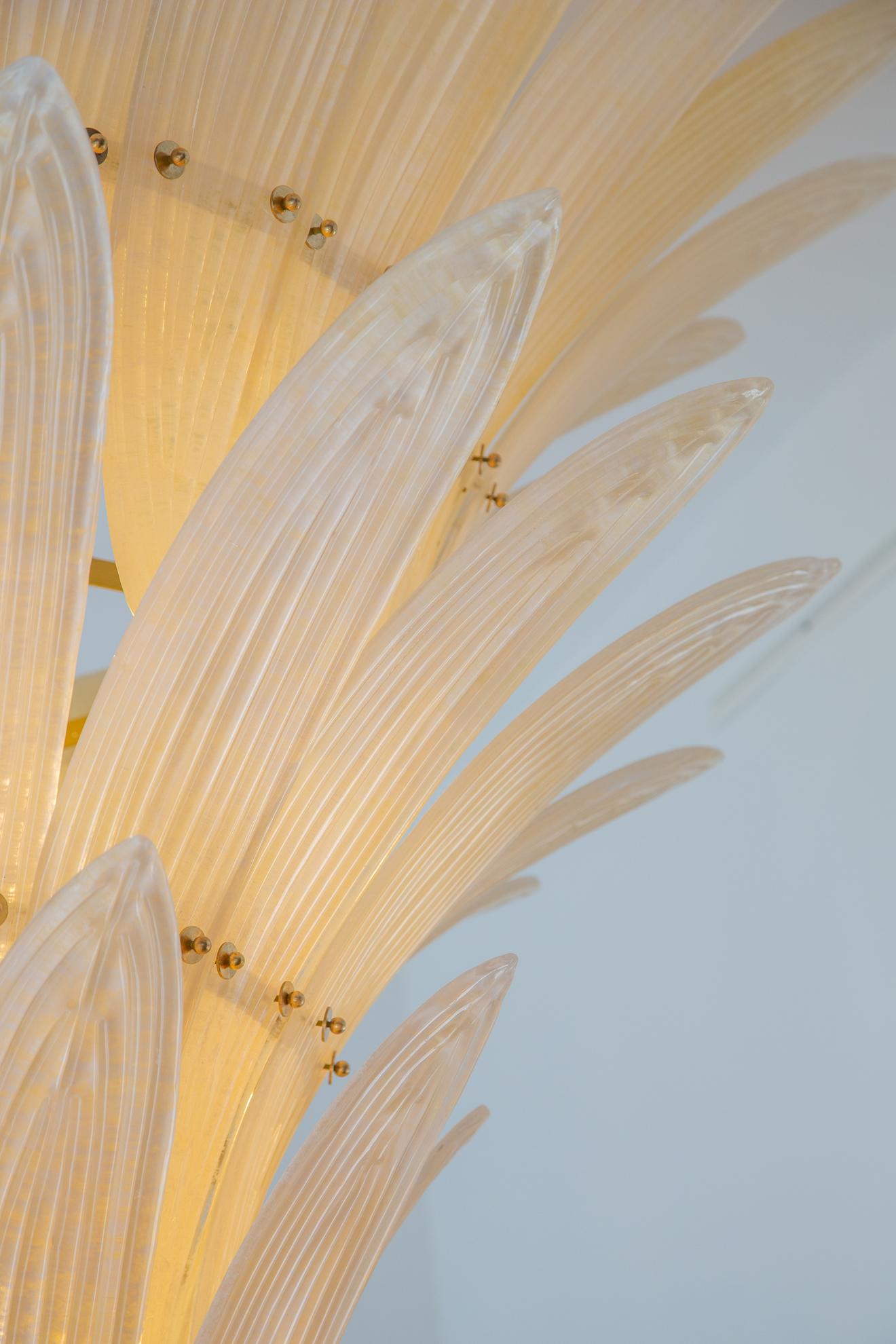 Mid-Century Modern Grand lustre de Murano en verre champagne avec feuilles de palmier  en stock en vente