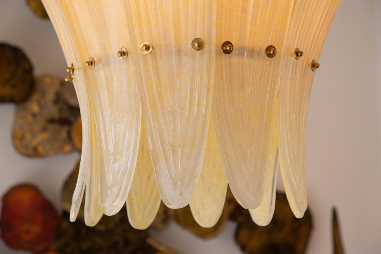 italien Grand lustre de Murano en verre champagne avec feuilles de palmier  en stock en vente