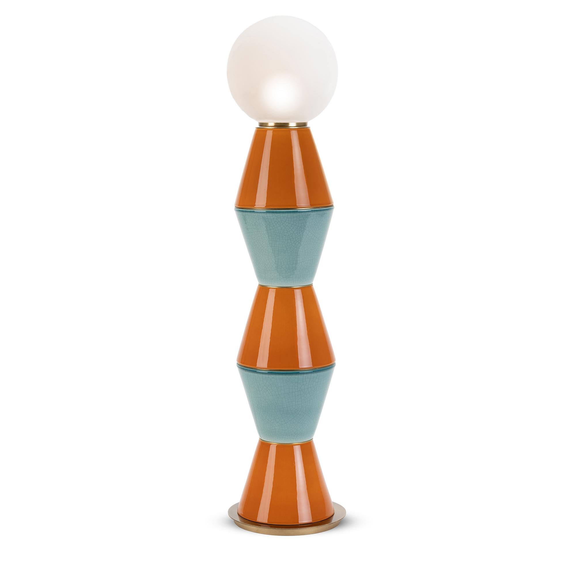 Lámpara de mesa Palma grande by Marioni
Dimensiones: An 22 x Pr 22 x Al 92 cm. 
Materiales: 5 elementos decorativos de cerámica y globo de cristal satinado dia.20 cm
Código del producto 02966G

La lámpara de pie Palm juega con la geometría y los