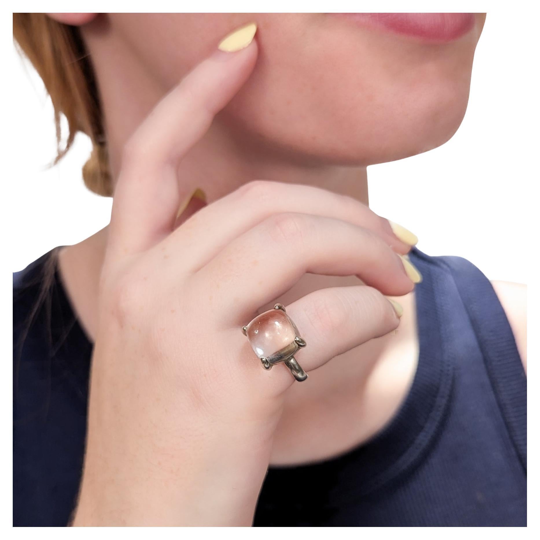 Un raffinato anello da cocktail in argento e cristallo di rocca (o quarzo incolore) firmato.

Disegnato da Paloma Picasso per Tiffany & Co.

In argento sterling. 

Con un grande cabochon di cristallo di rocca incastonato al centro.

Completamente