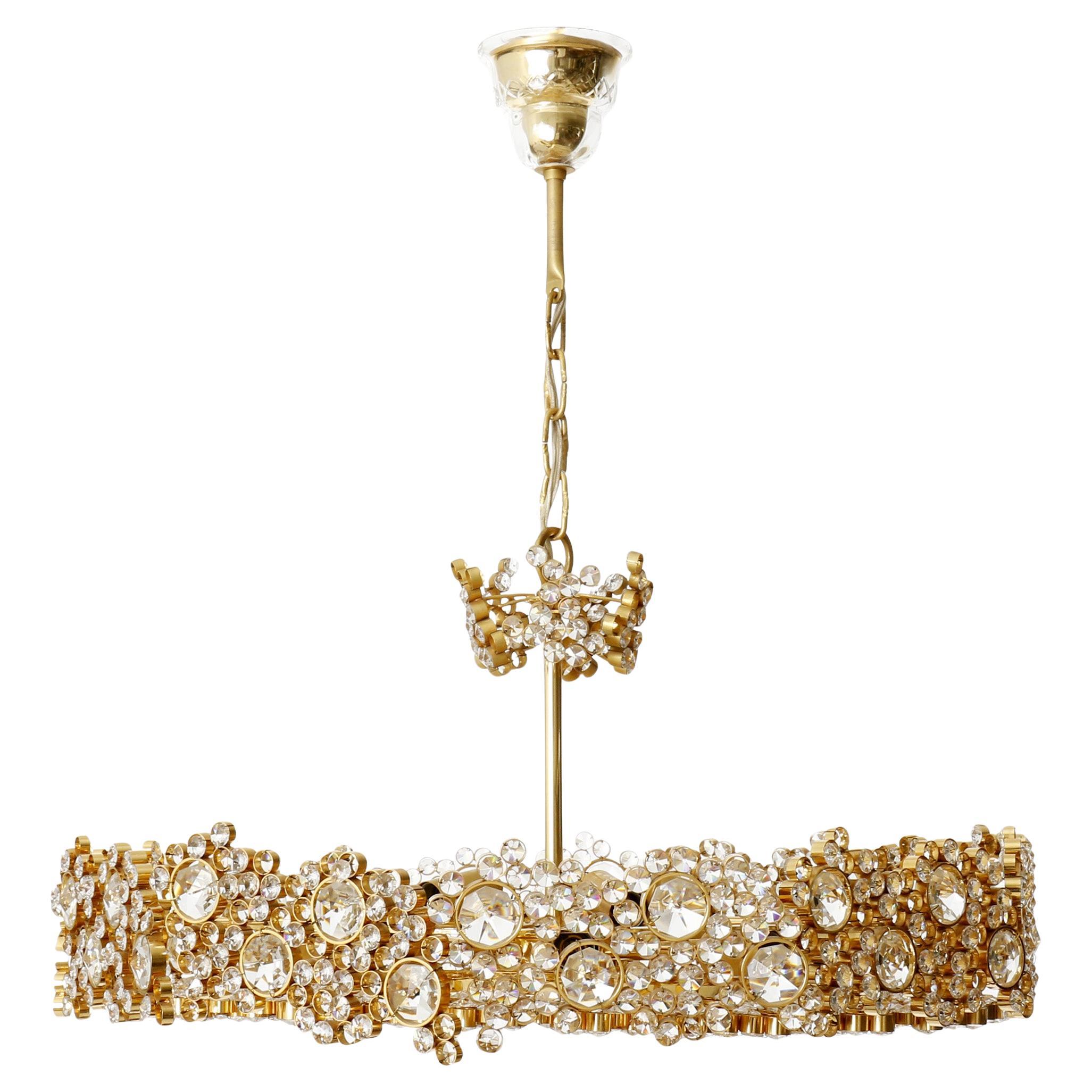 Una gran y preciosa lámpara de araña o colgante de latón chapado en oro de 24 quilates de la Regencia de Hollywood, de Palwa (Palme & Walter), Alemania, fabricada a mediados del siglo XX, hacia 1970 (finales de los 60 o principios de los 70).
Una