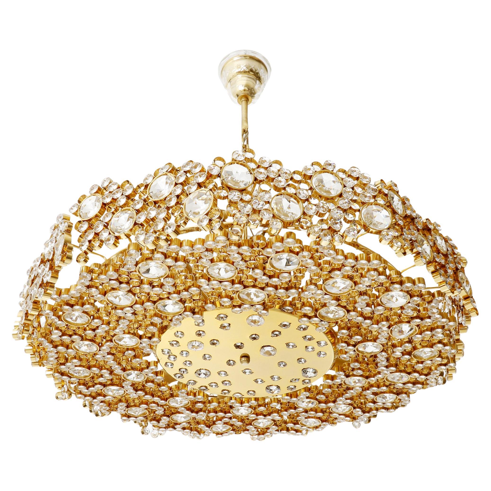 Gran lámpara de araña o colgante Palwa, latón dorado cristal tallado, años 70 Alemán en venta