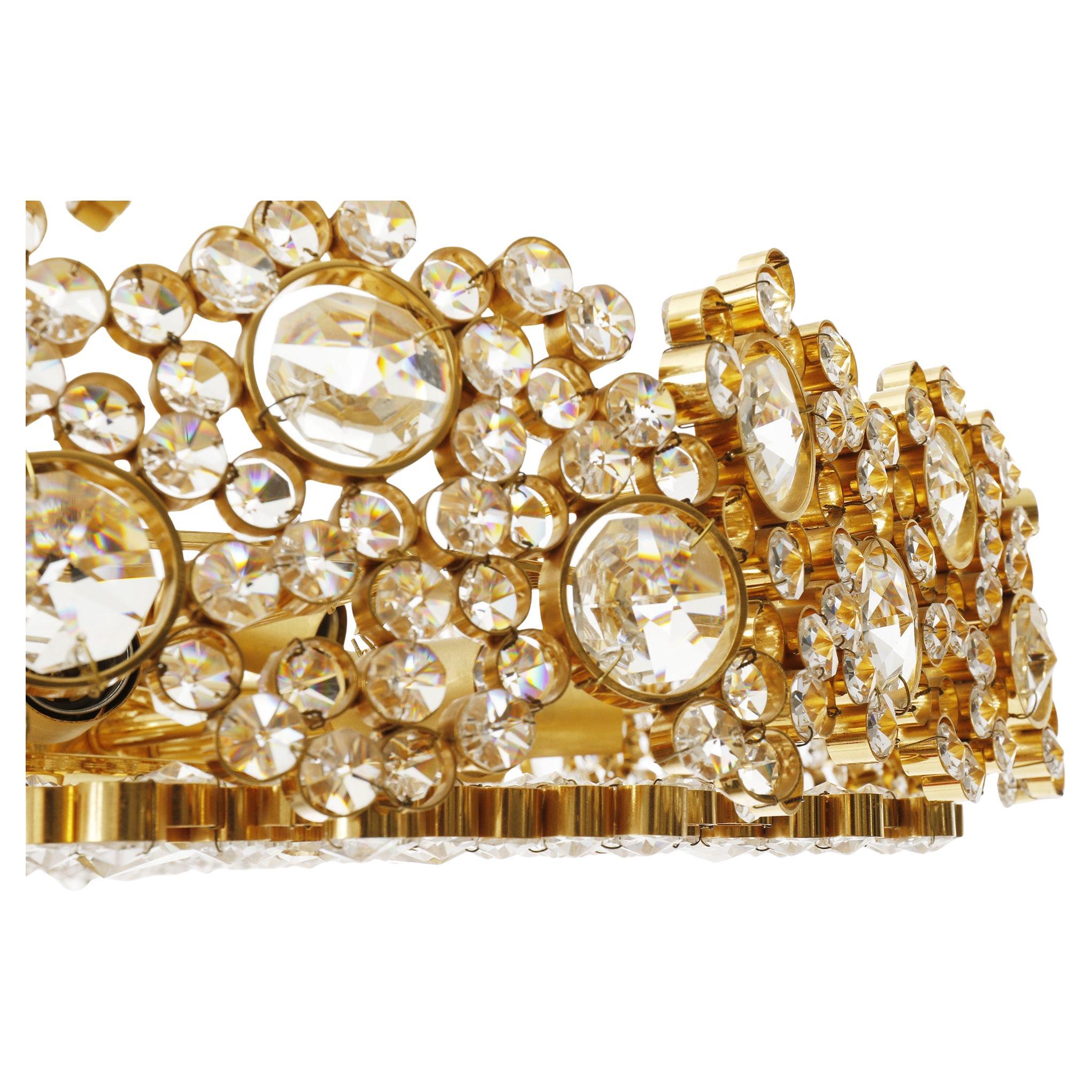 Gran lámpara de araña o colgante Palwa, latón dorado cristal tallado, años 70 mediados del siglo XX en venta