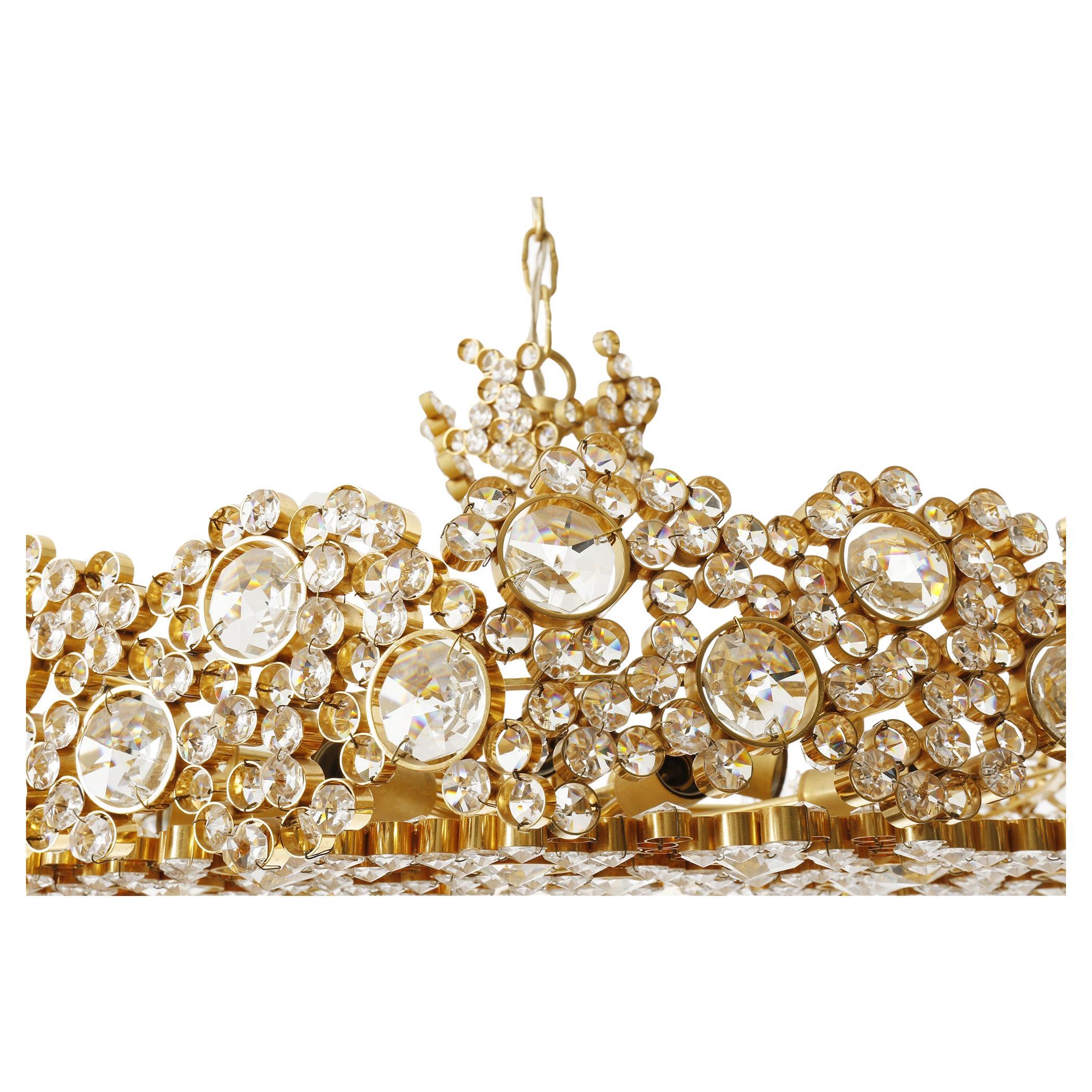 Gran lámpara de araña o colgante Palwa, latón dorado cristal tallado, años 70 Vidrio cortado en venta