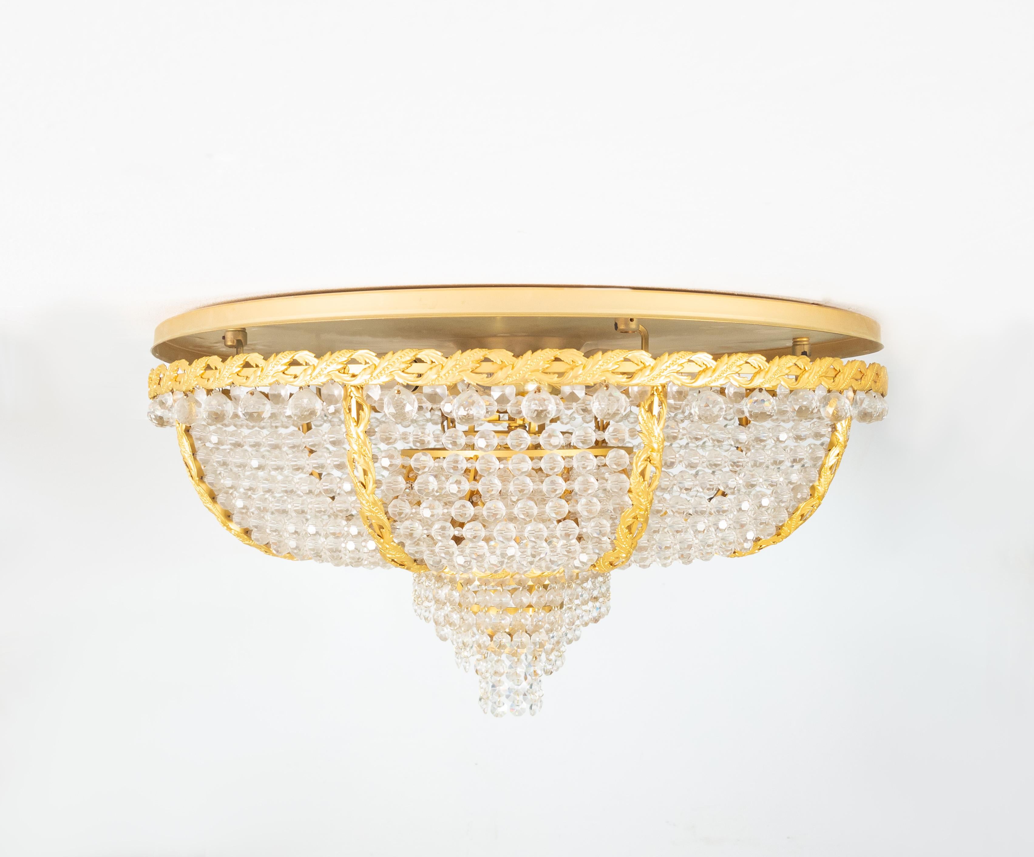 Large Palwa Germany 1970s flushmount. Luxury gilded bronze, with hand cut faceted crystals. Very good condition.
1970s fit for a palace. 11 bulbs. Beautiful nothing missing.



Measurements: Height 33 cm, diameter 62 cm.