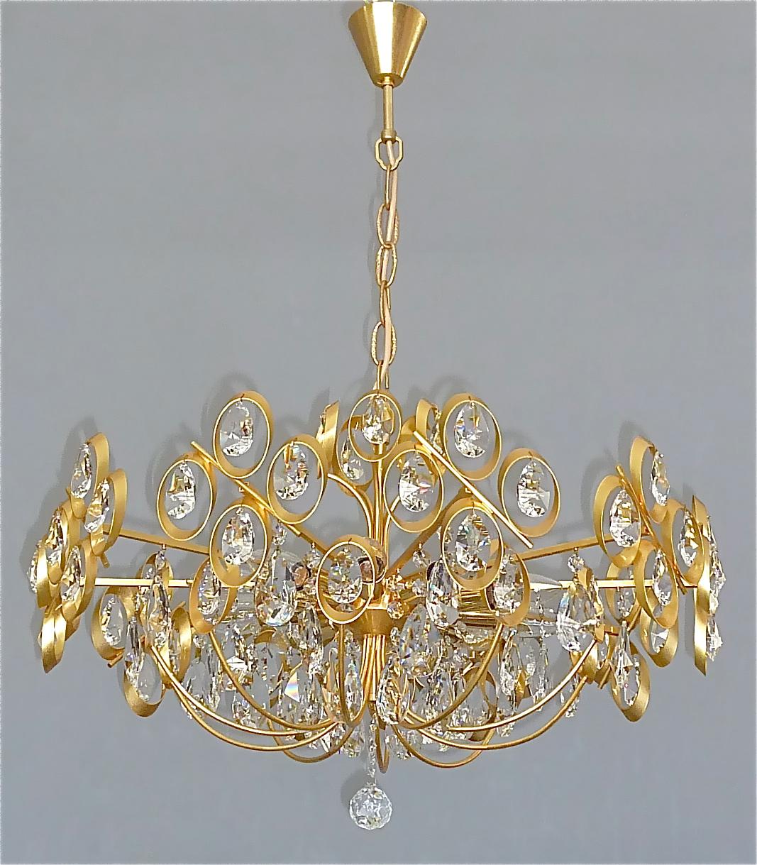 Large rare gilt brass and crystal glass sputnik chandelier made by Palwa, Germany, circa 1960-1970. The chain-hanging length-adjustable chandelier has a gilt brass metal sputnik construction with lots of big tear drop shape high lead hand-cut