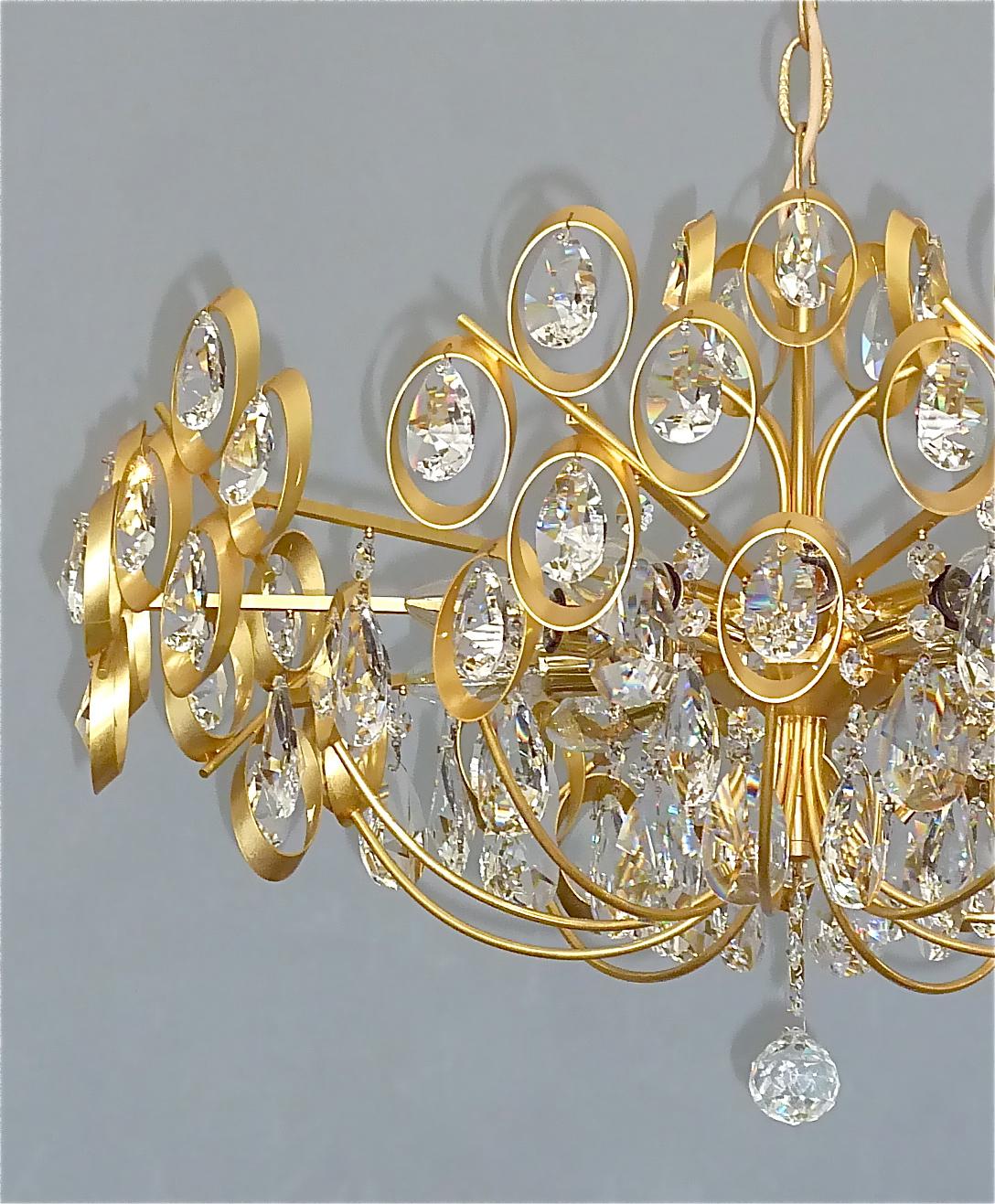 Doré Grand lustre Palwa en laiton doré et verre de cristal à facettes Palme, années 1960 en vente