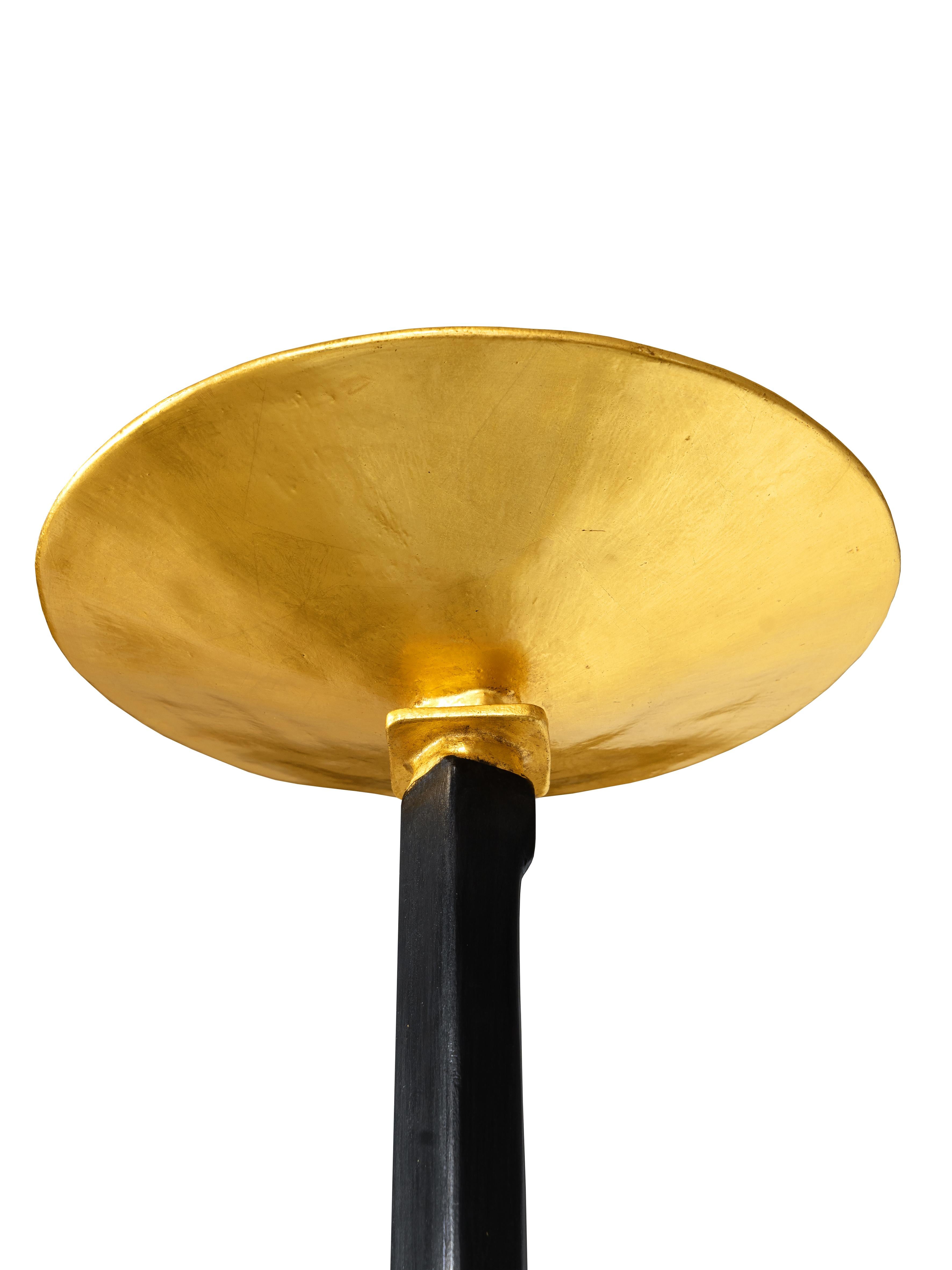 Allemand Grand lampadaire Panteon, finition en plâtre noir avec or jaune 23K, Benediko en vente