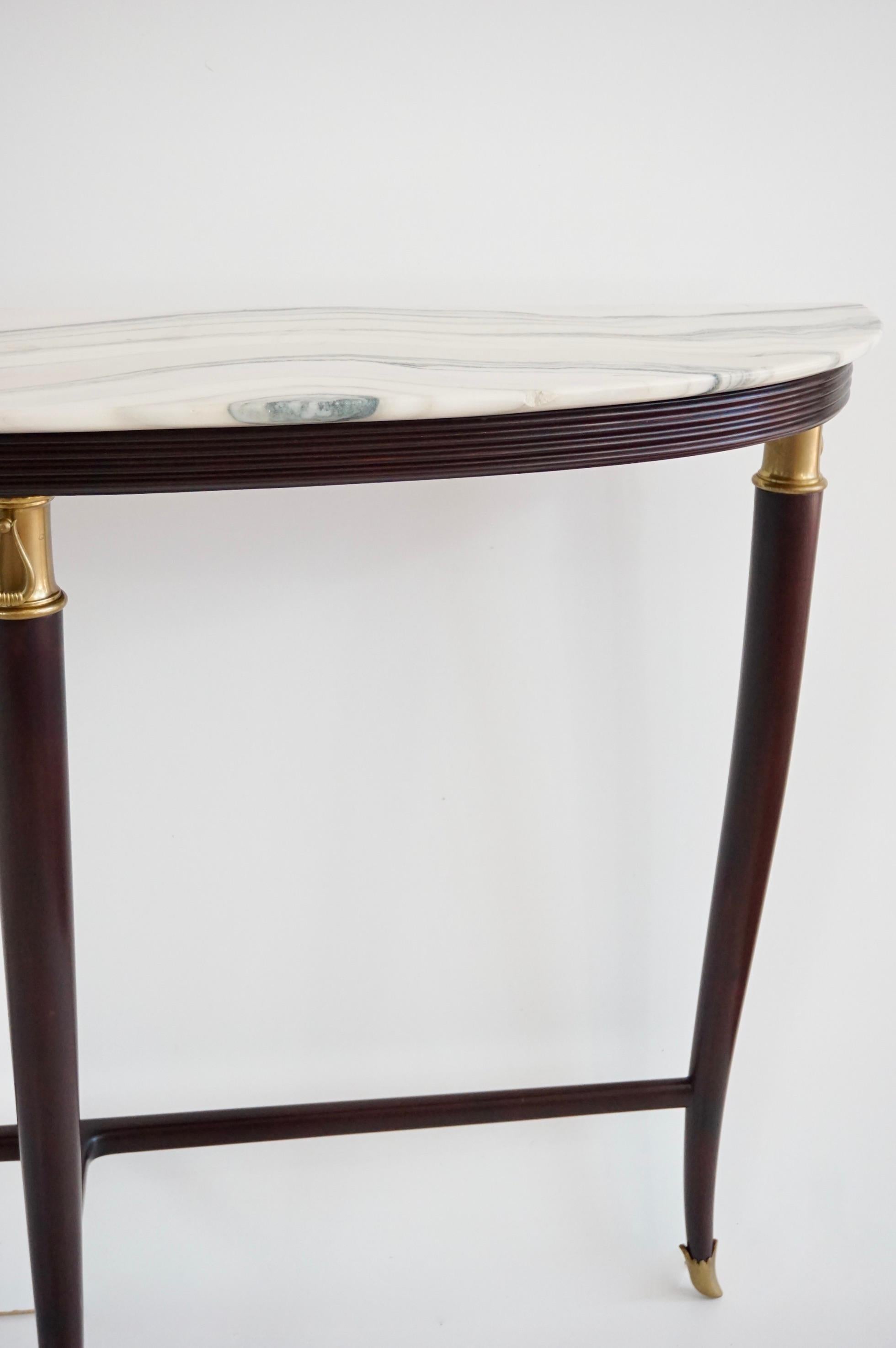 large Paolo Buffa demi-lune console, marble top, bronze details, three feet 1940 In Good Condition For Sale In Rome, IT