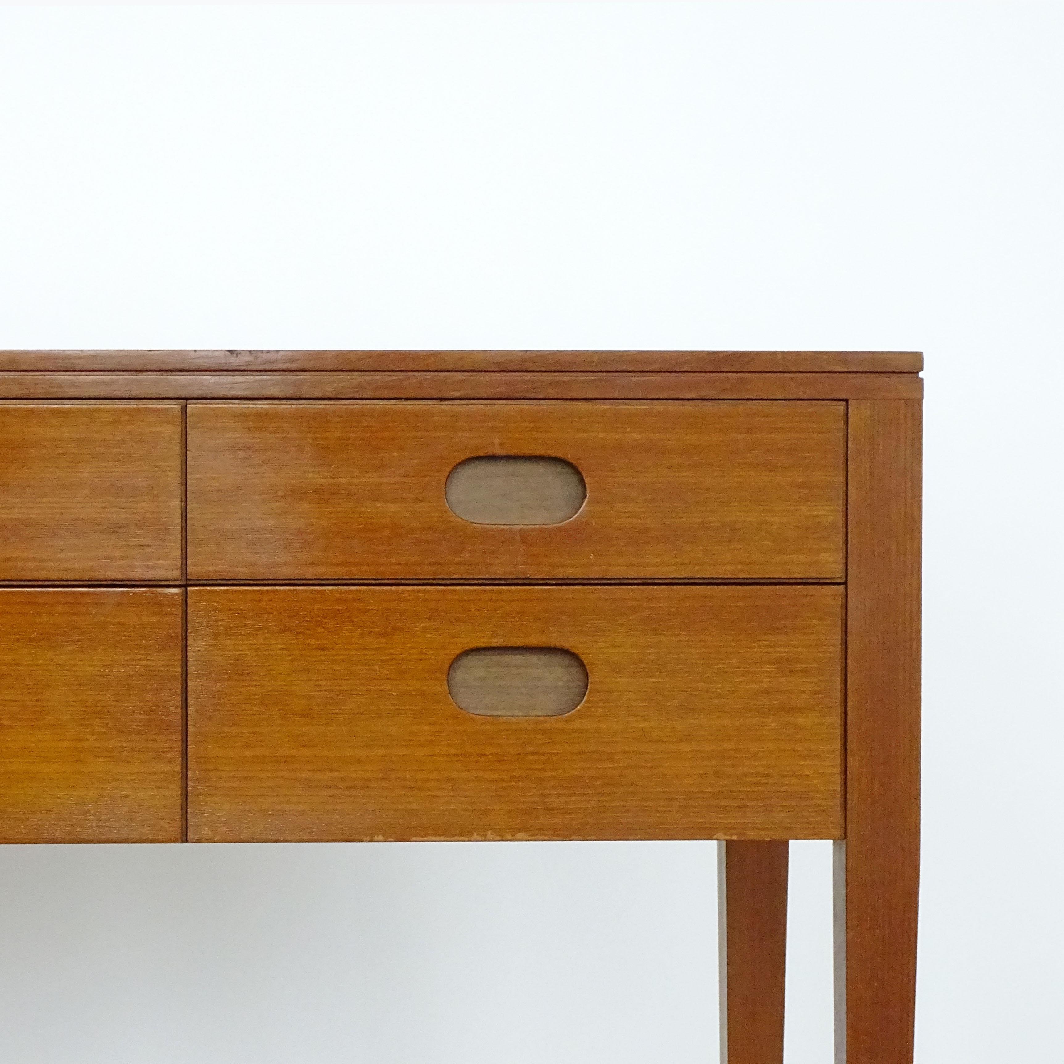 Sublime und Modernist Paolo Buffa große Konsole mit sechs Schubladen. 
Verstellbare Messingfüße
Hergestellt von  Marelli & Colico, Cantù
Italien 1957
Referenz: I mobili di Paolo Buffa, Seite 64 für ein identisches Stück.