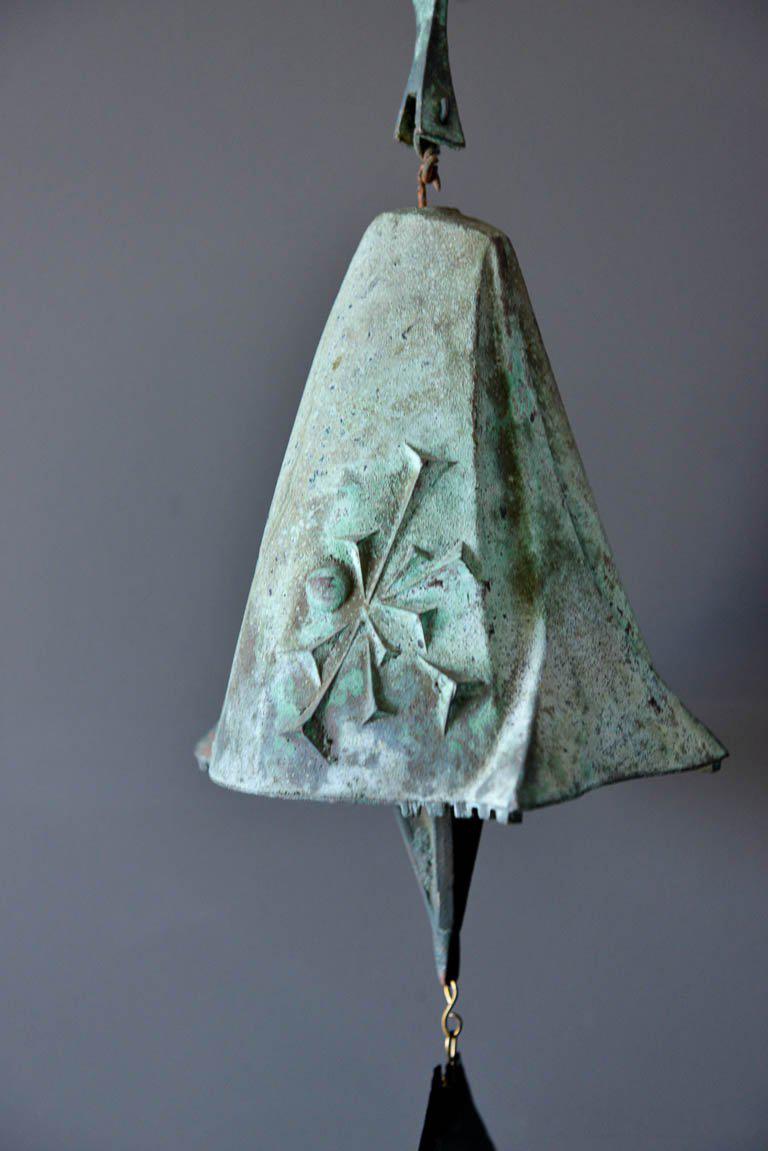 Large Paolo Soleri bronze windbell, circa 1965. Beautiful early bronze wind bell with original kite and great patina. Makers mark on edge of bell. Heavy, weighs approx. 13 lbs.

Bell measures 9