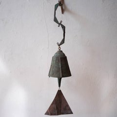 Grande campana di Paolo Soleri in bronzo appesa 1960s