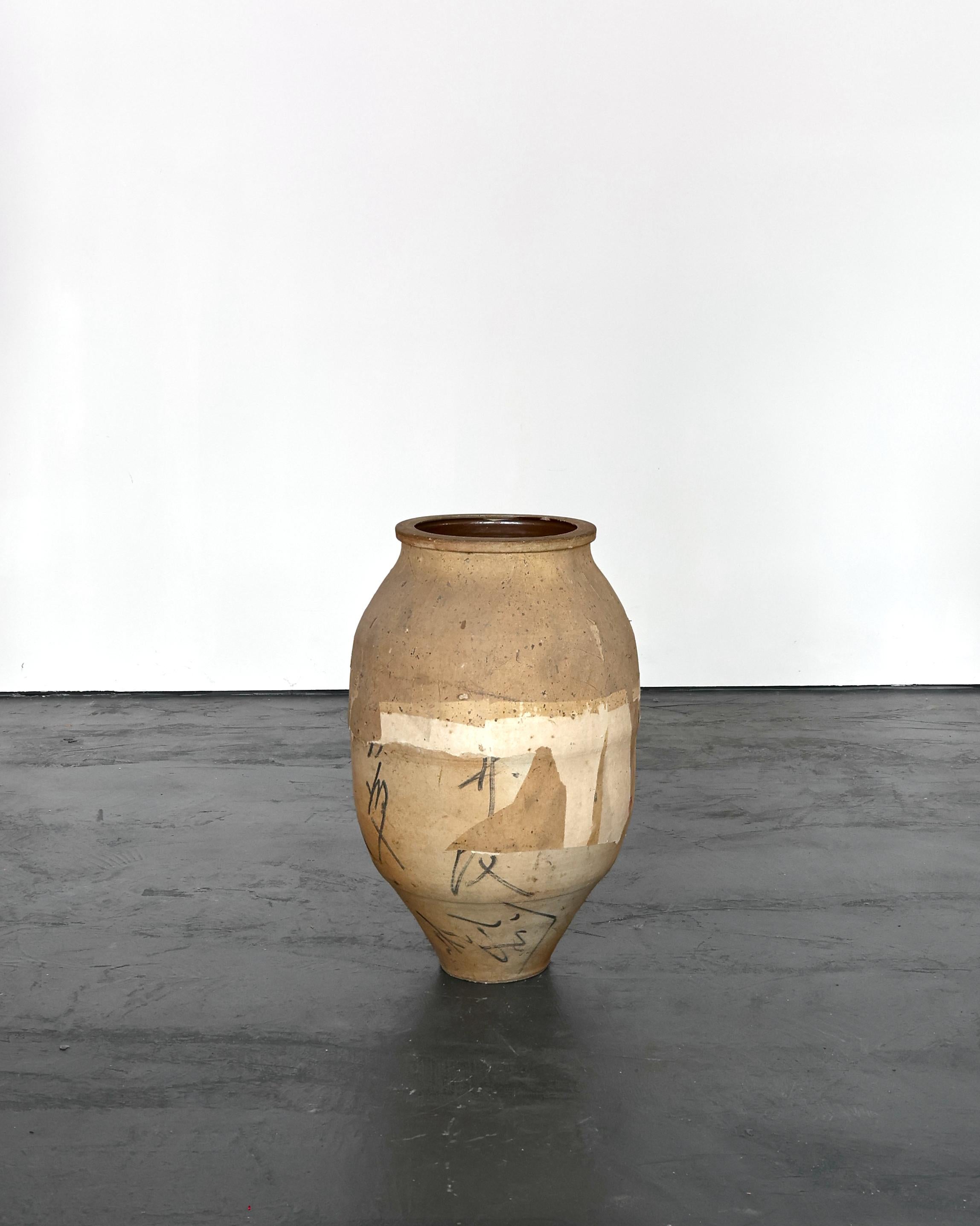 A  Gran vasija de terracota japonesa de principios del siglo XIX recubierta de papel.

Originalmente se utilizaba en una casa de té para almacenar y transportar las hojas de té.

Muy patinado debido a su pasado utilitario.