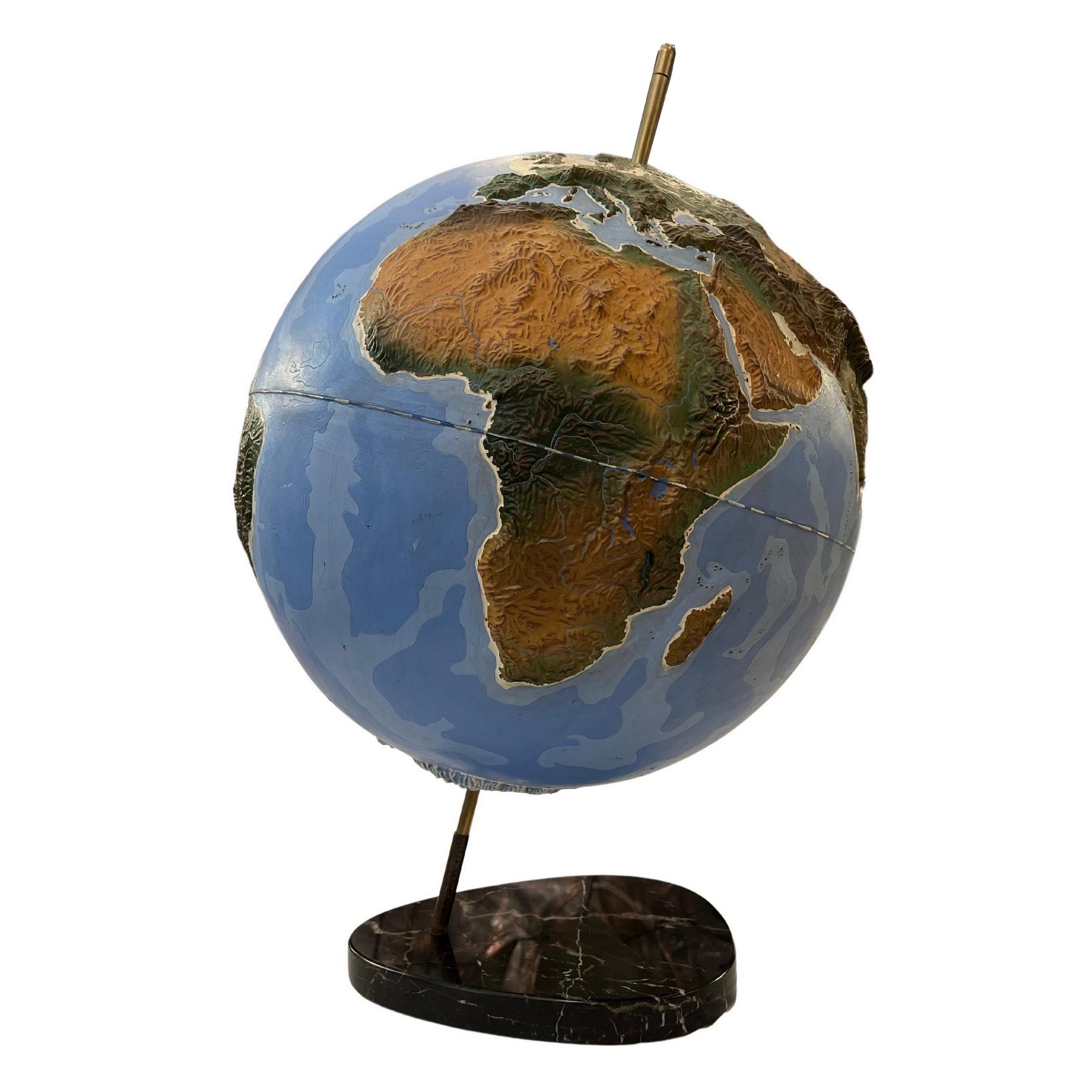 Français Grand globe terrestre en plexiglas peint, France, datant d'environ 1950 en vente
