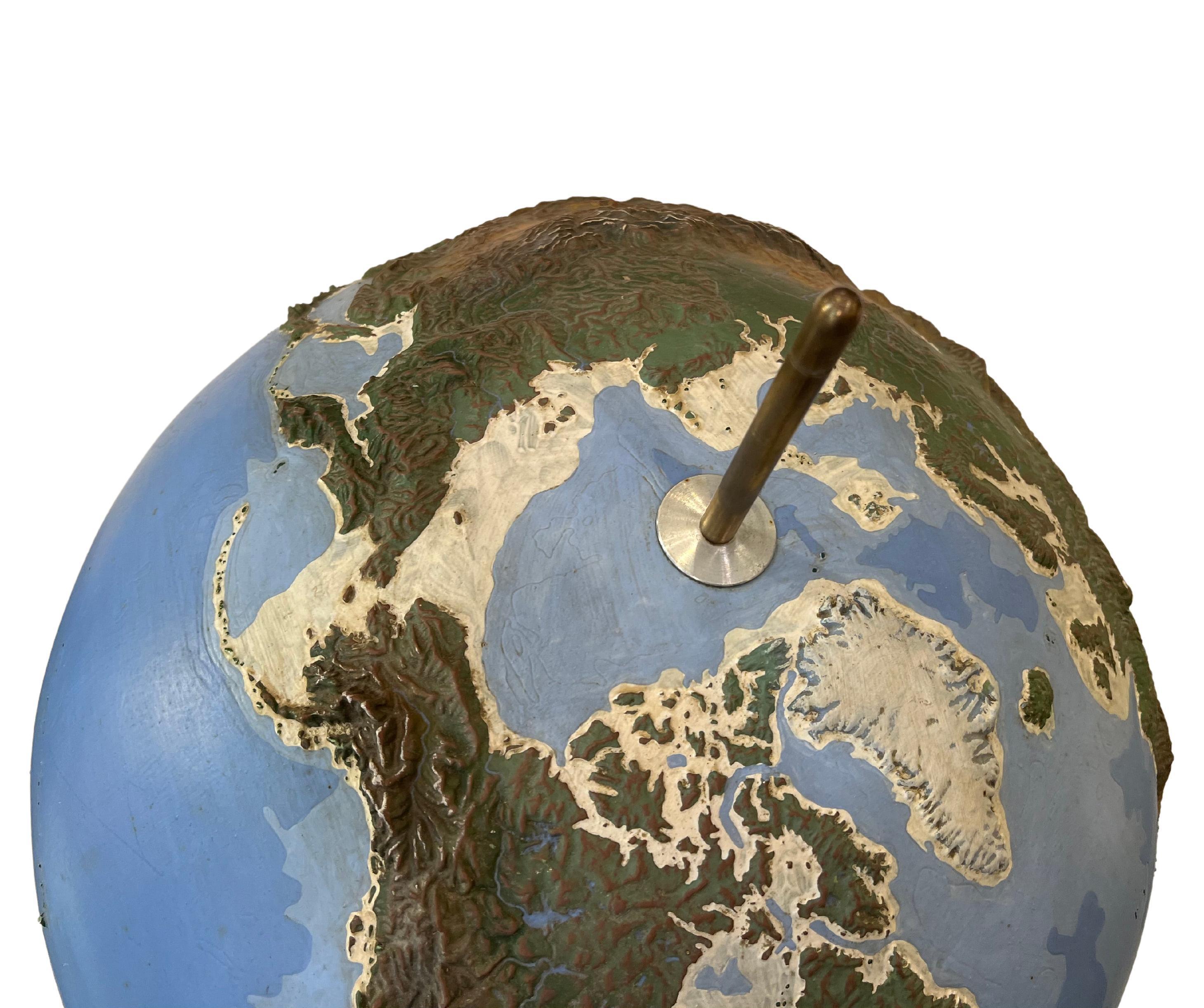Milieu du XXe siècle Grand globe terrestre en plexiglas peint, France, datant d'environ 1950 en vente