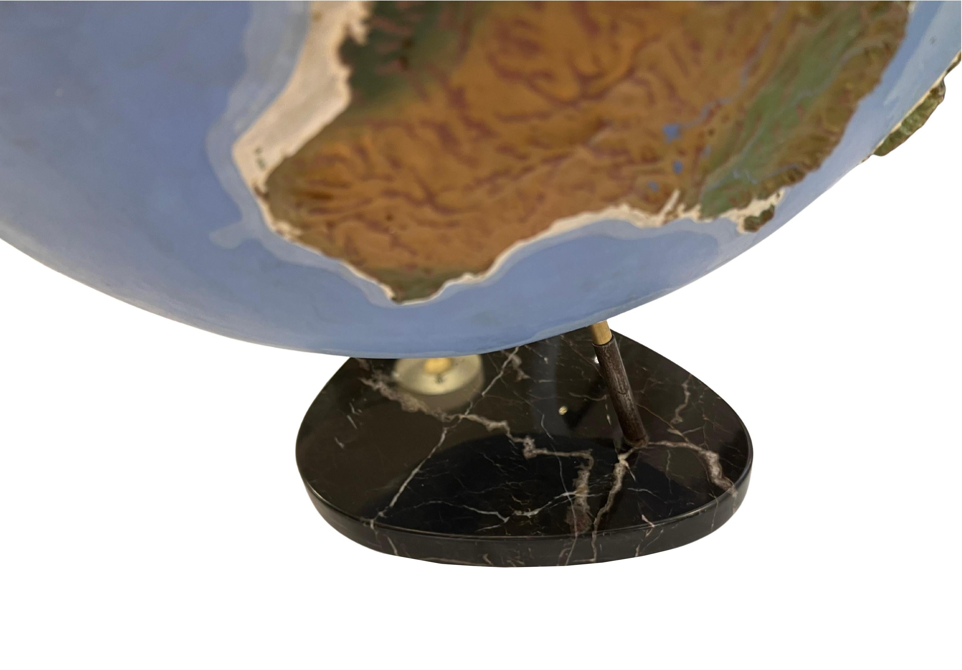 Laiton Grand globe terrestre en plexiglas peint, France, datant d'environ 1950 en vente