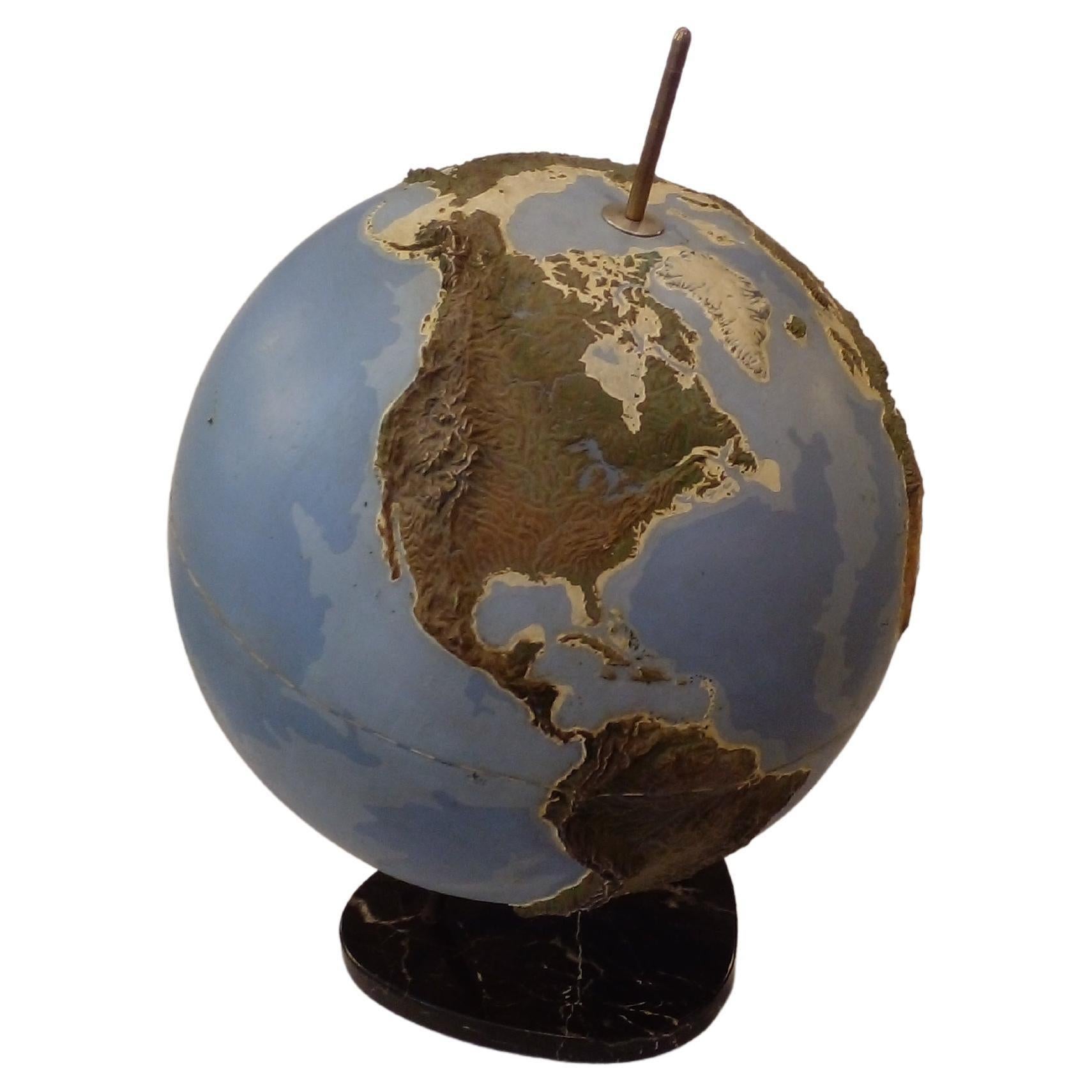 Grand globe terrestre en plexiglas peint, France, datant d'environ 1950 en vente 1