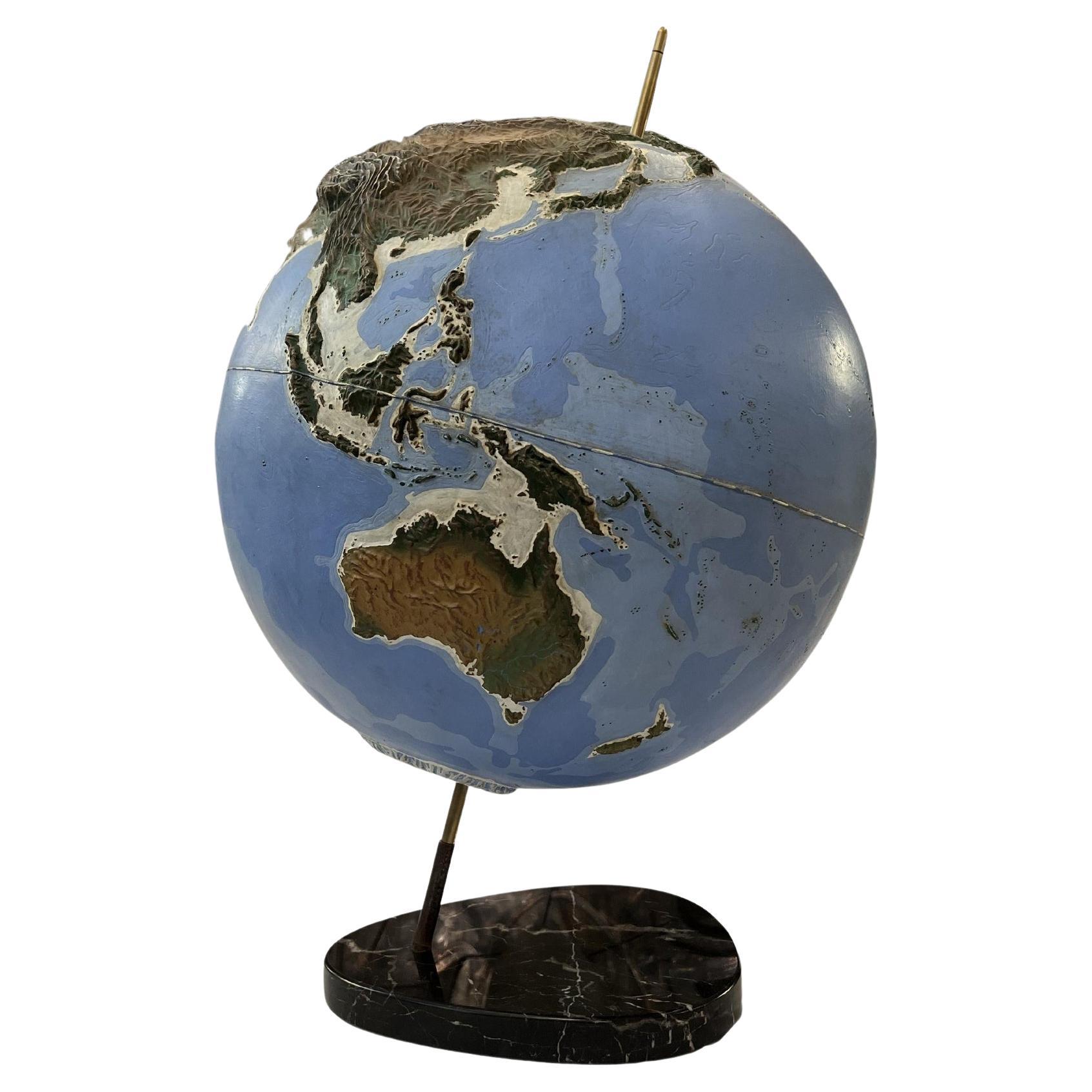 Grand globe terrestre en plexiglas peint, France, datant d'environ 1950