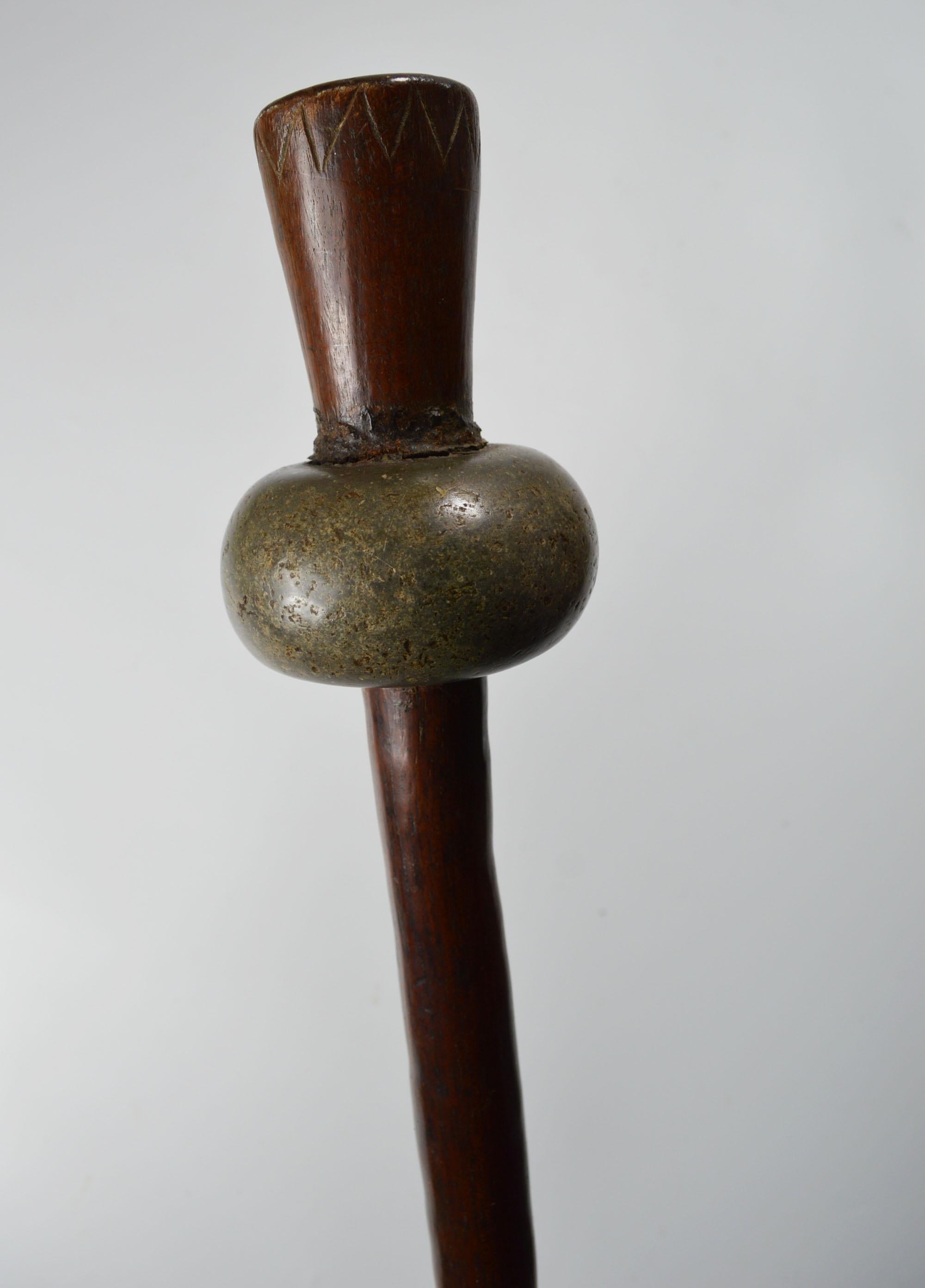 A fine old large new Britain stone head mace club 

A long tapering pole club with stone mace head and carved pointed end, with Fine green stone head with carved zig zag motive to top
 
Great Oceanic piece to add to any collection.
 
Period