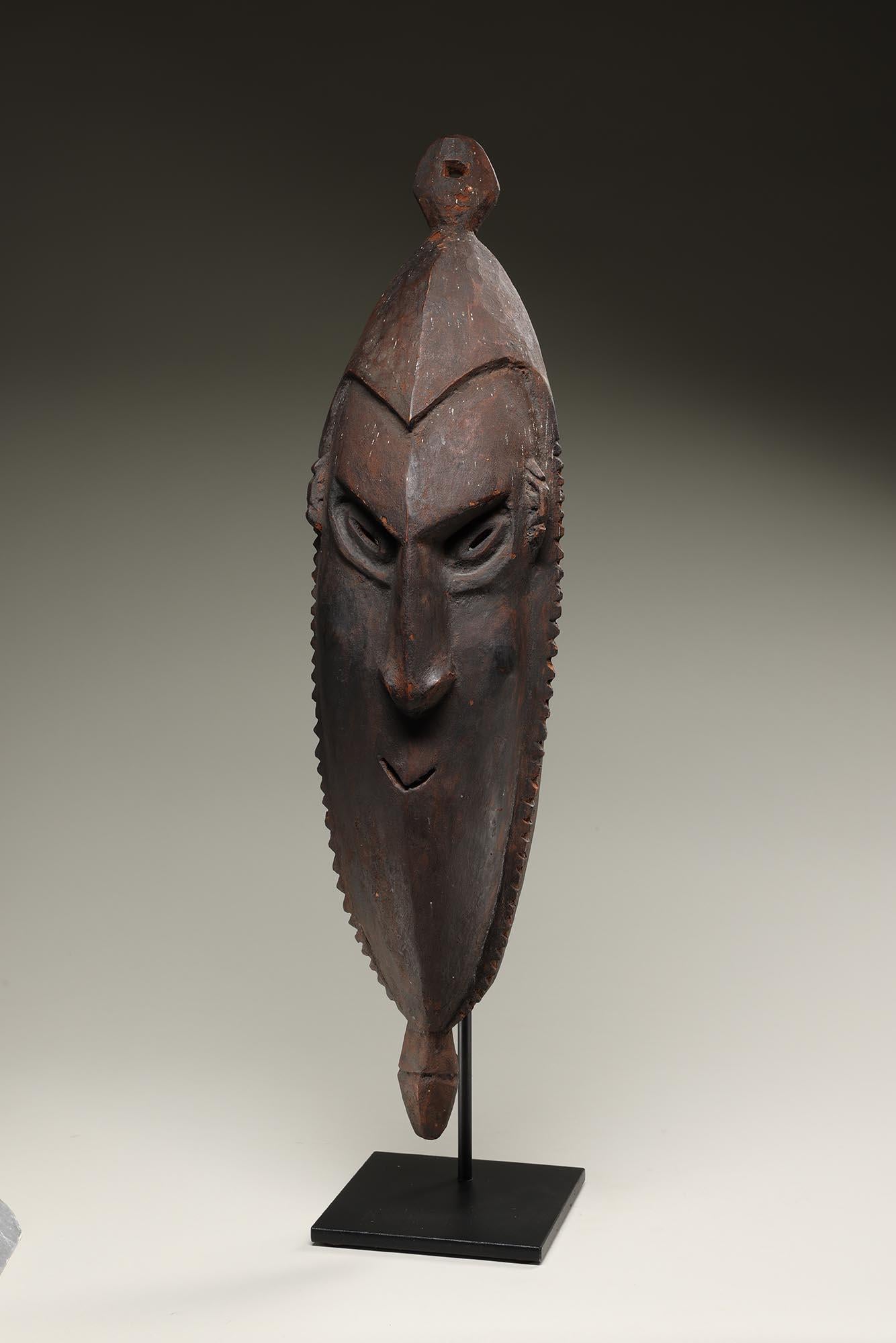 Máscara grande del río Sepik de Papúa Nueva Guinea Rostro fuerte siglo XX en venta