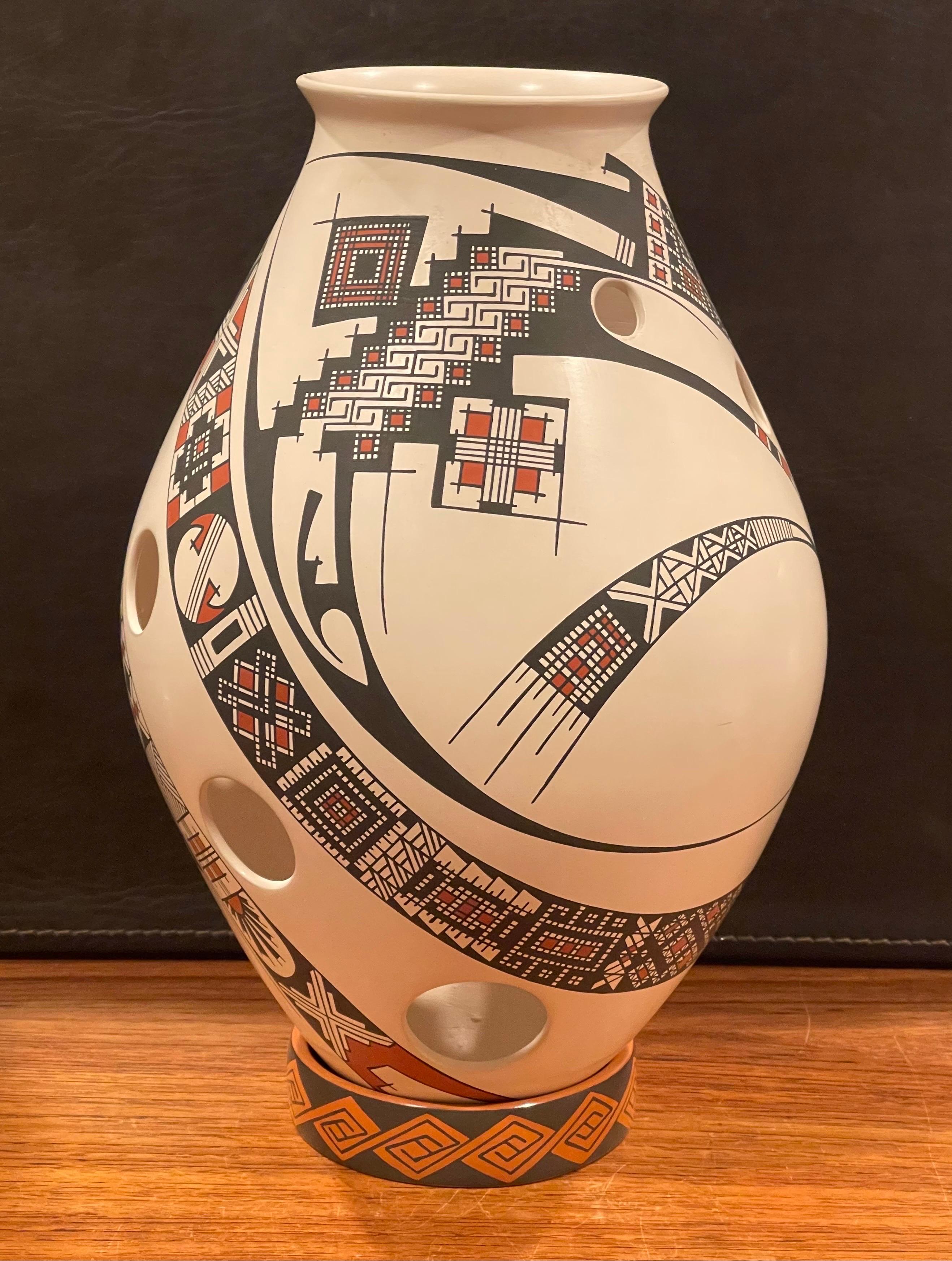 Amérindien Grand pot / Olla « Paquime Pottery » de Damian E. Quezada pour Mata Ortiz en vente