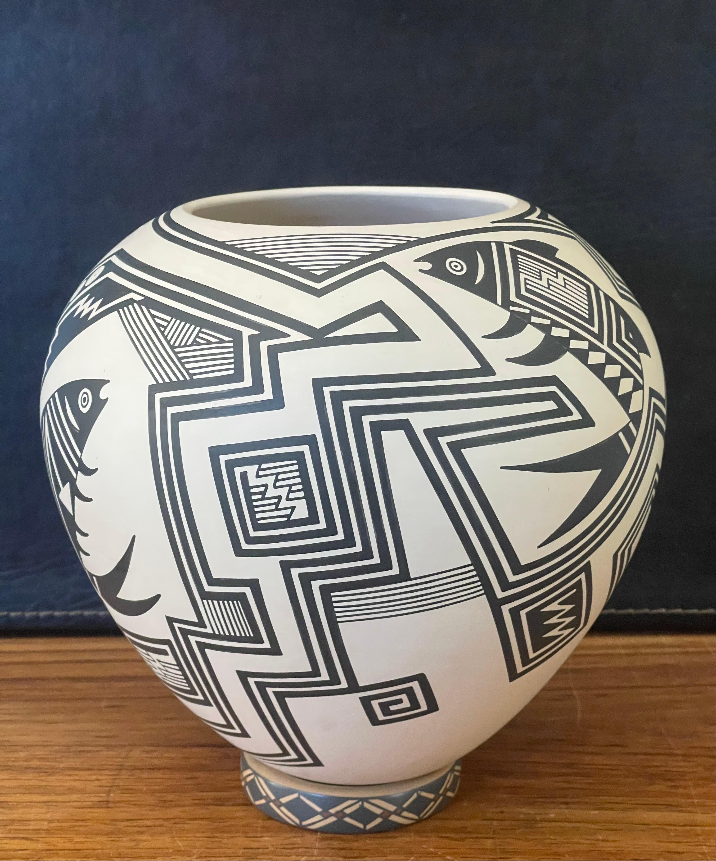 Grand pot / poterie « Paquime Pottery » avec motif de poisson de Martin Cota pour Mata Ortiz en vente 3