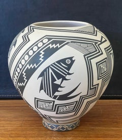 Grand pot / poterie « Paquime Pottery » avec motif de poisson de Martin Cota pour Mata Ortiz