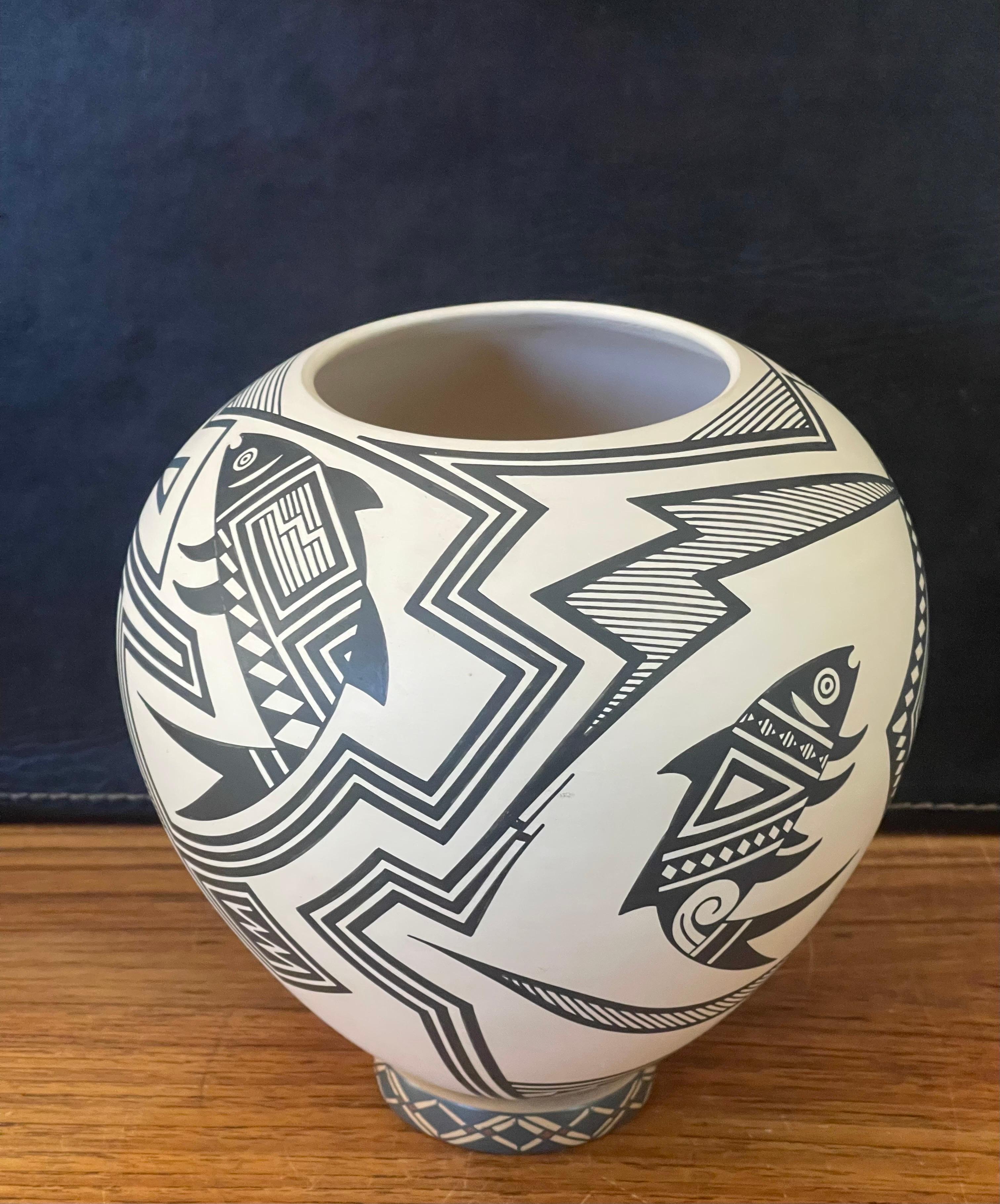 Amérindien Grand pot / poterie « Paquime Pottery » avec motif de poisson de Martin Cota pour Mata Ortiz en vente