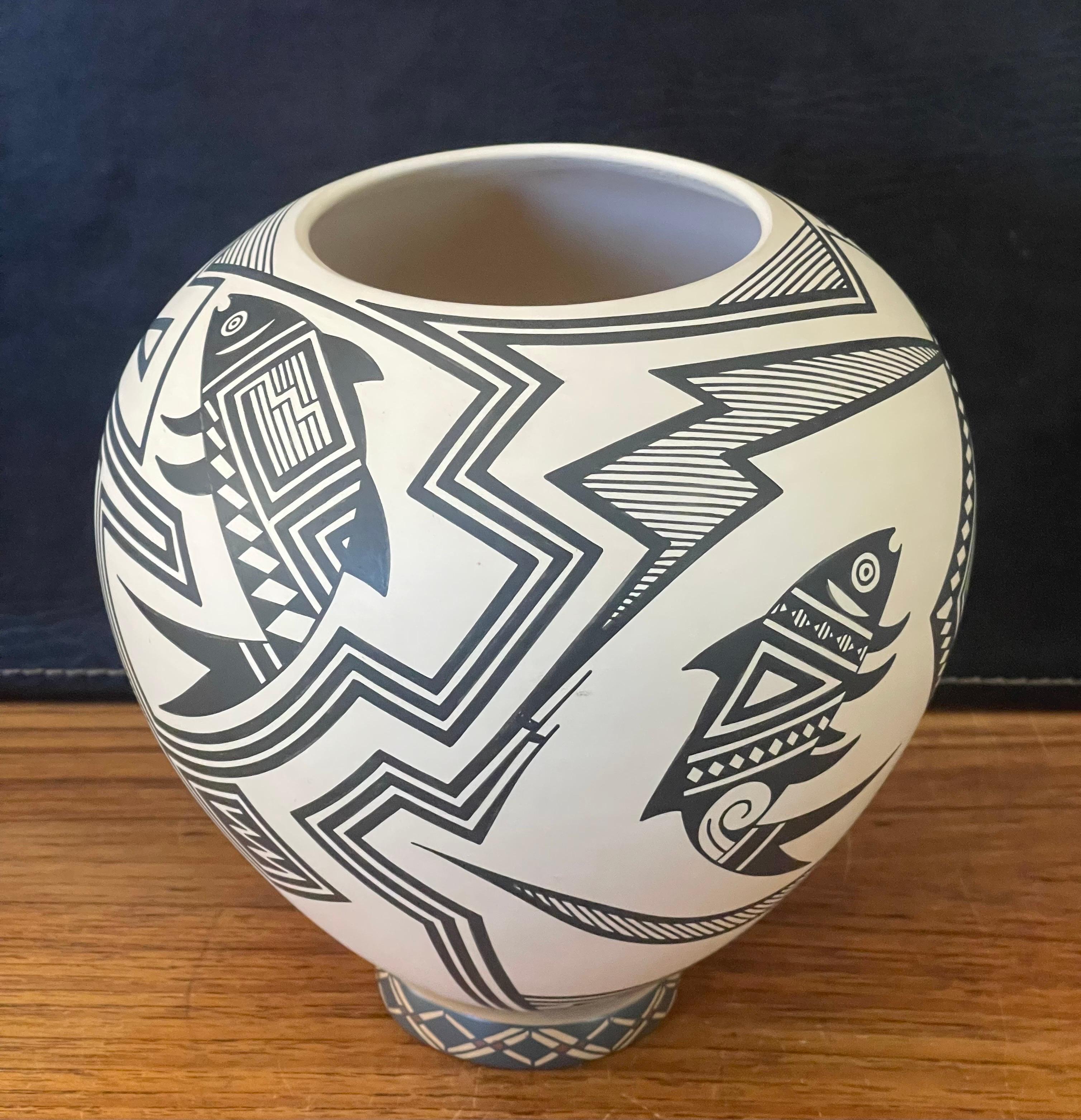 Mexicain Grand pot / poterie « Paquime Pottery » avec motif de poisson de Martin Cota pour Mata Ortiz en vente