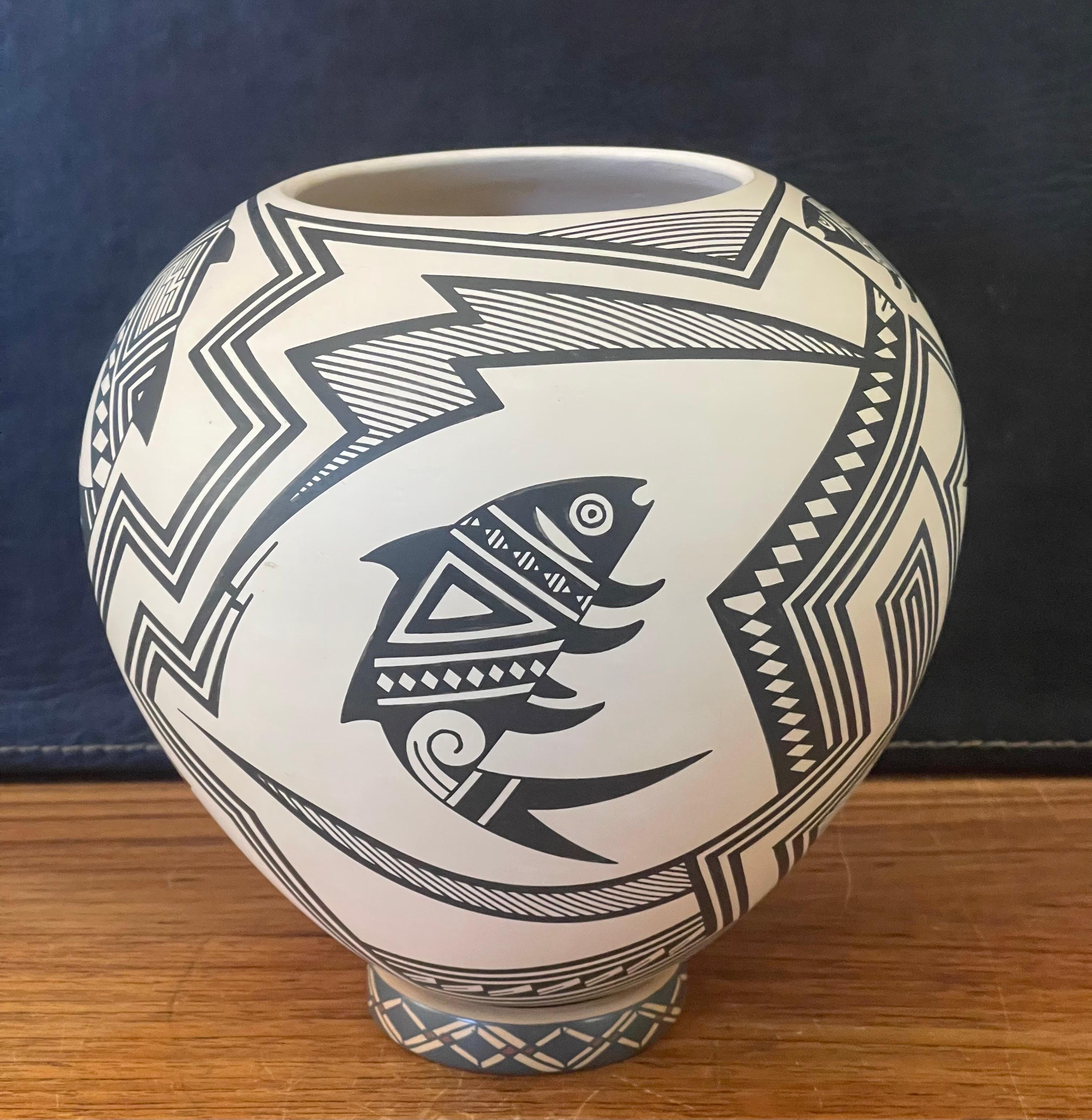 Grand pot / poterie « Paquime Pottery » avec motif de poisson de Martin Cota pour Mata Ortiz Bon état - En vente à San Diego, CA