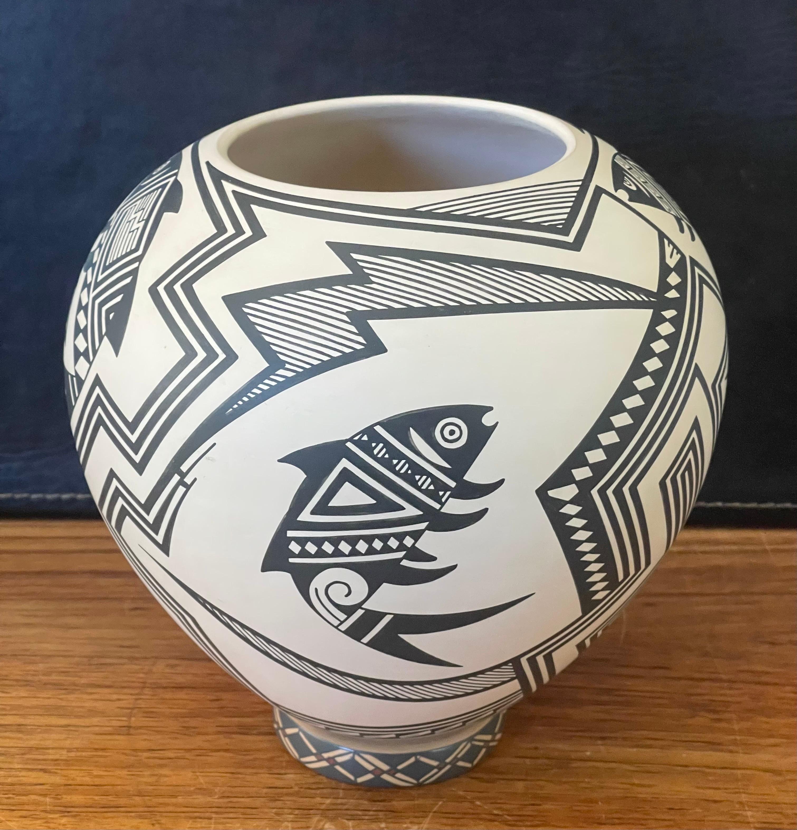 20ième siècle Grand pot / poterie « Paquime Pottery » avec motif de poisson de Martin Cota pour Mata Ortiz en vente