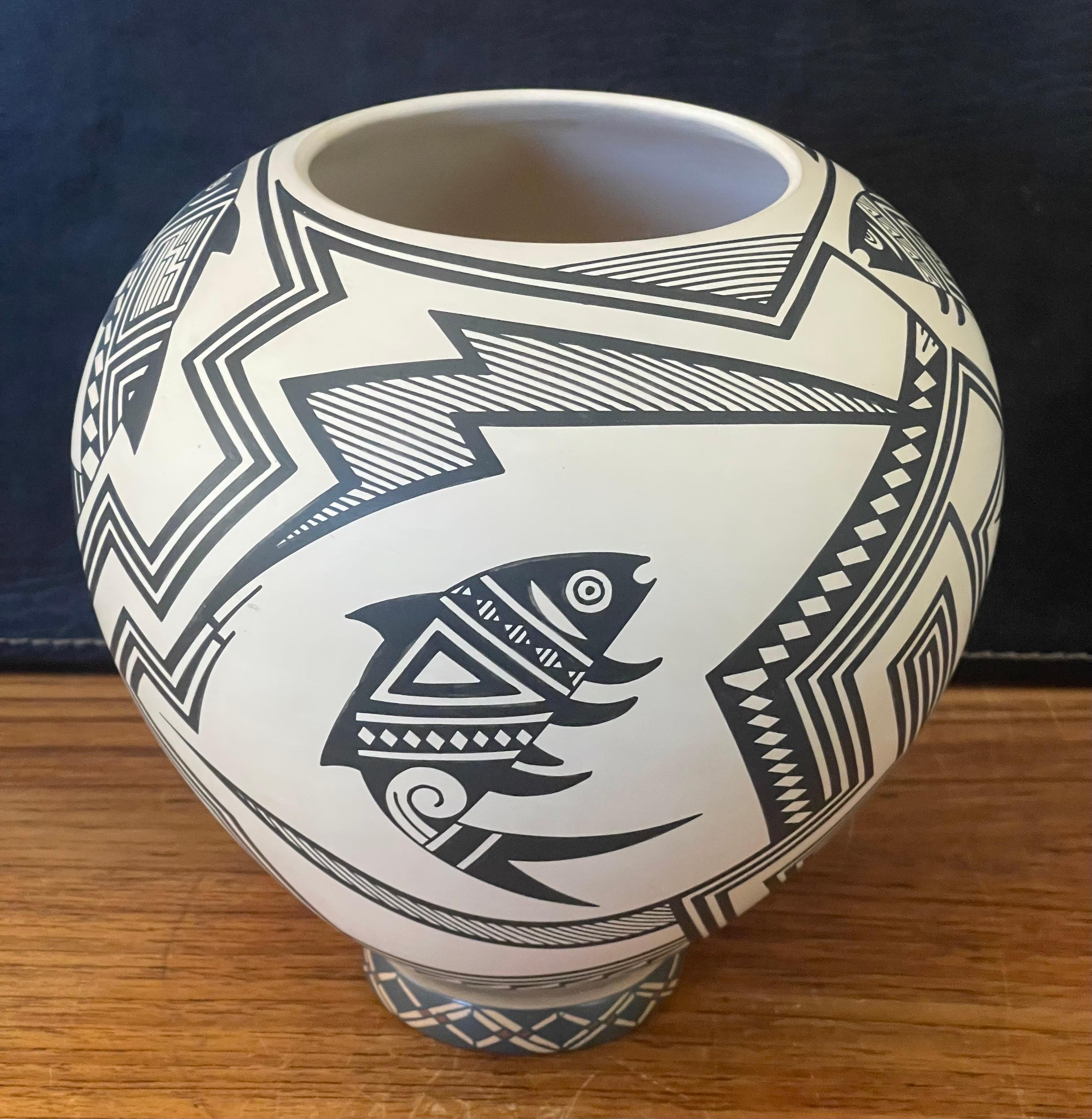 Poteries Grand pot / poterie « Paquime Pottery » avec motif de poisson de Martin Cota pour Mata Ortiz en vente