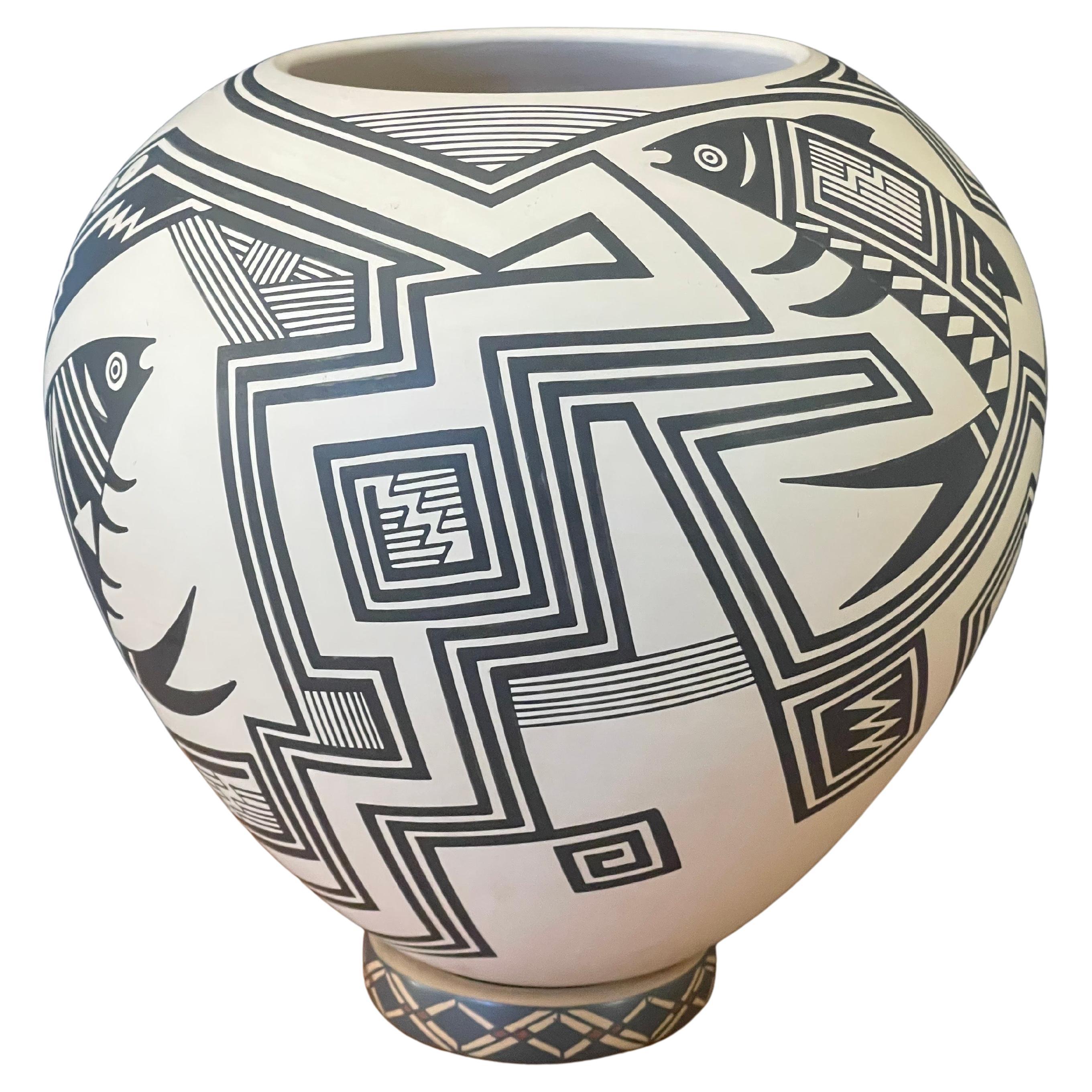 Grand pot / poterie « Paquime Pottery » avec motif de poisson de Martin Cota pour Mata Ortiz
