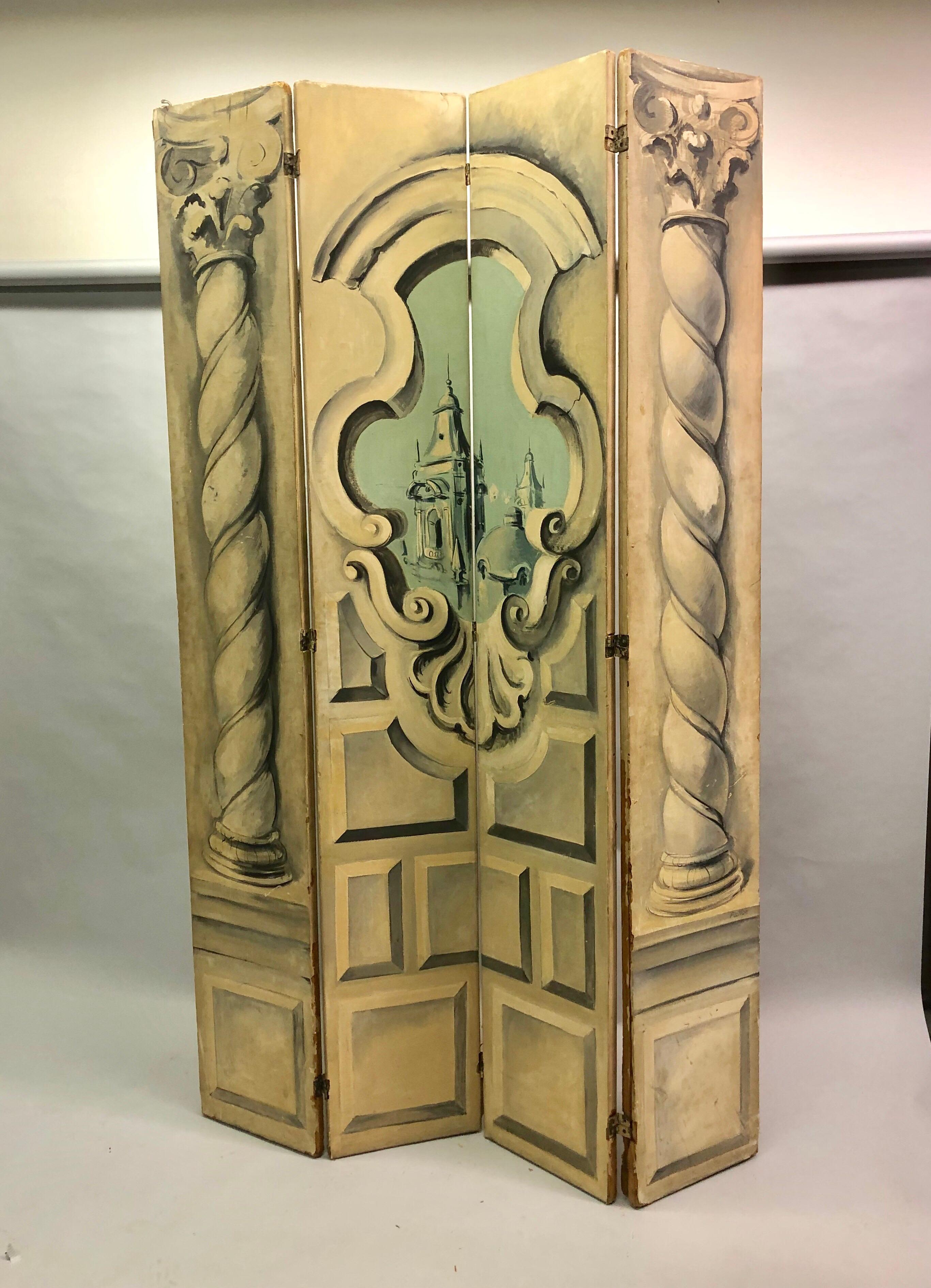 Grande paravento francese dipinto Tromp L'Oeil a 4 pannelli proveniente dal Balletto dell'Opera di Parigi, circa 1940.

Il paravento è un'elegante presentazione di una scena classica con due colonne tortili e un bugnato di un edificio