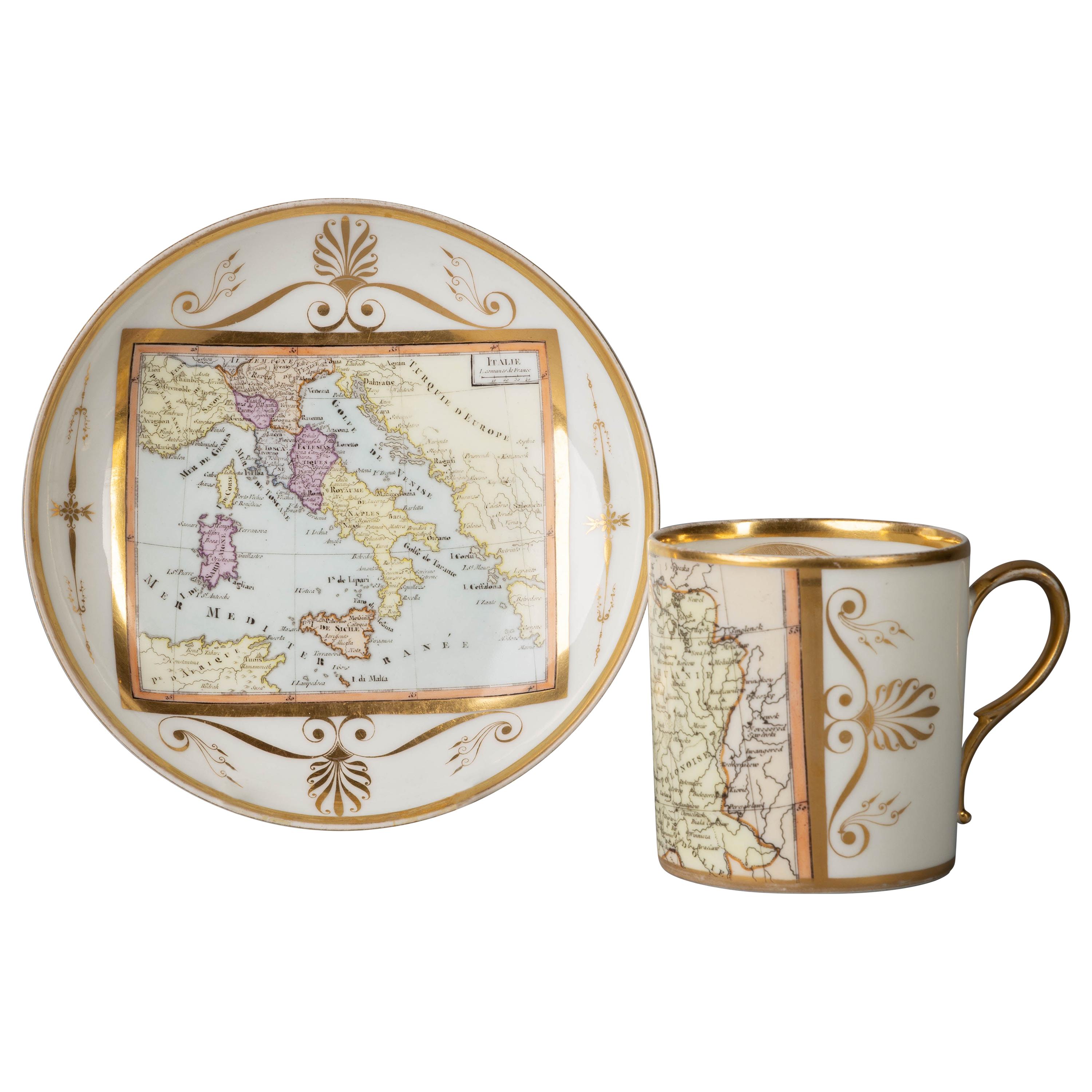 Grande tasse et soucoupe en porcelaine de Paris avec carte d'Italie:: vers 1810