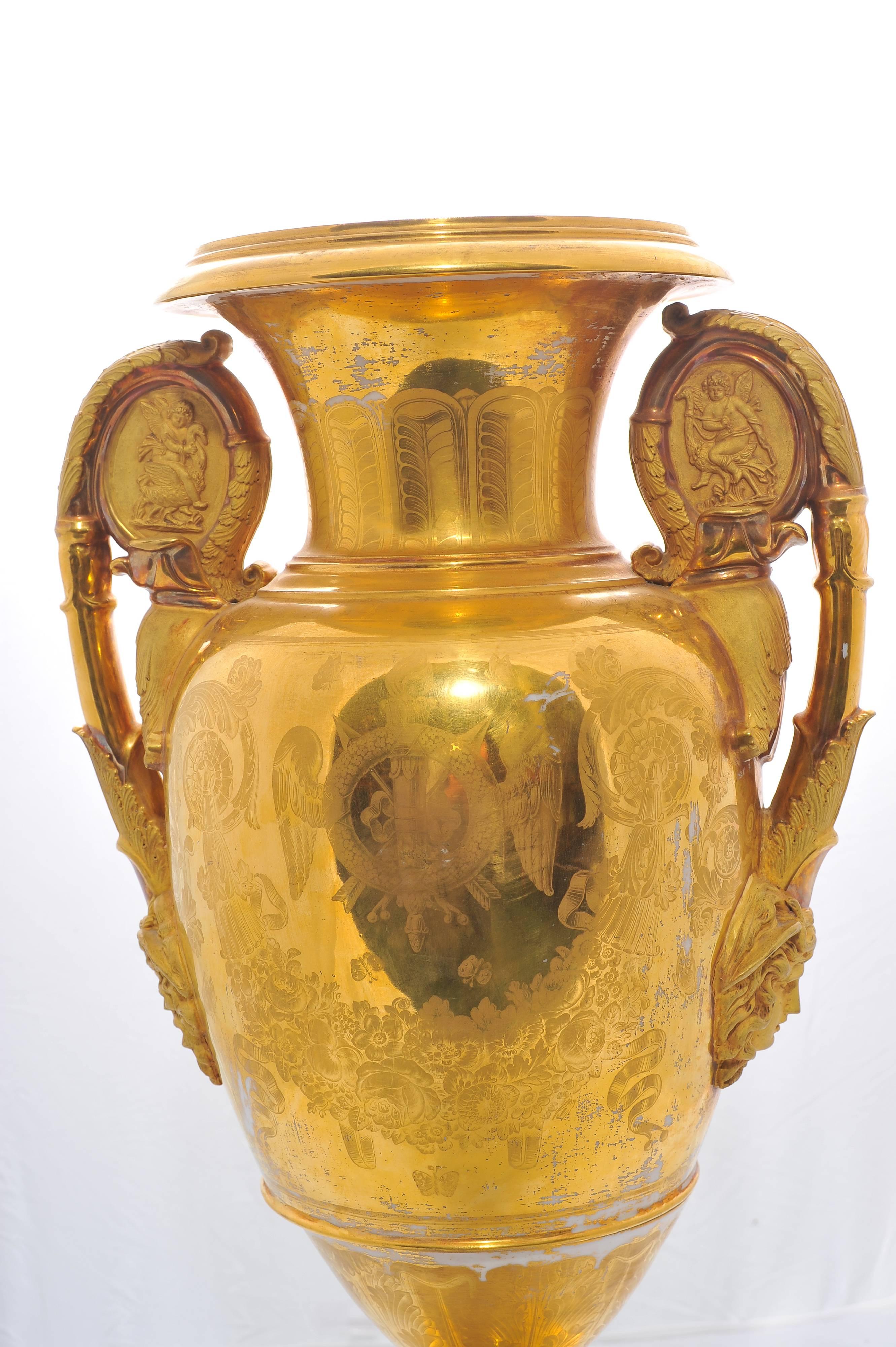 Large Paris Porcelain Vase, 19th Century In Good Condition In Brighton, Sussex