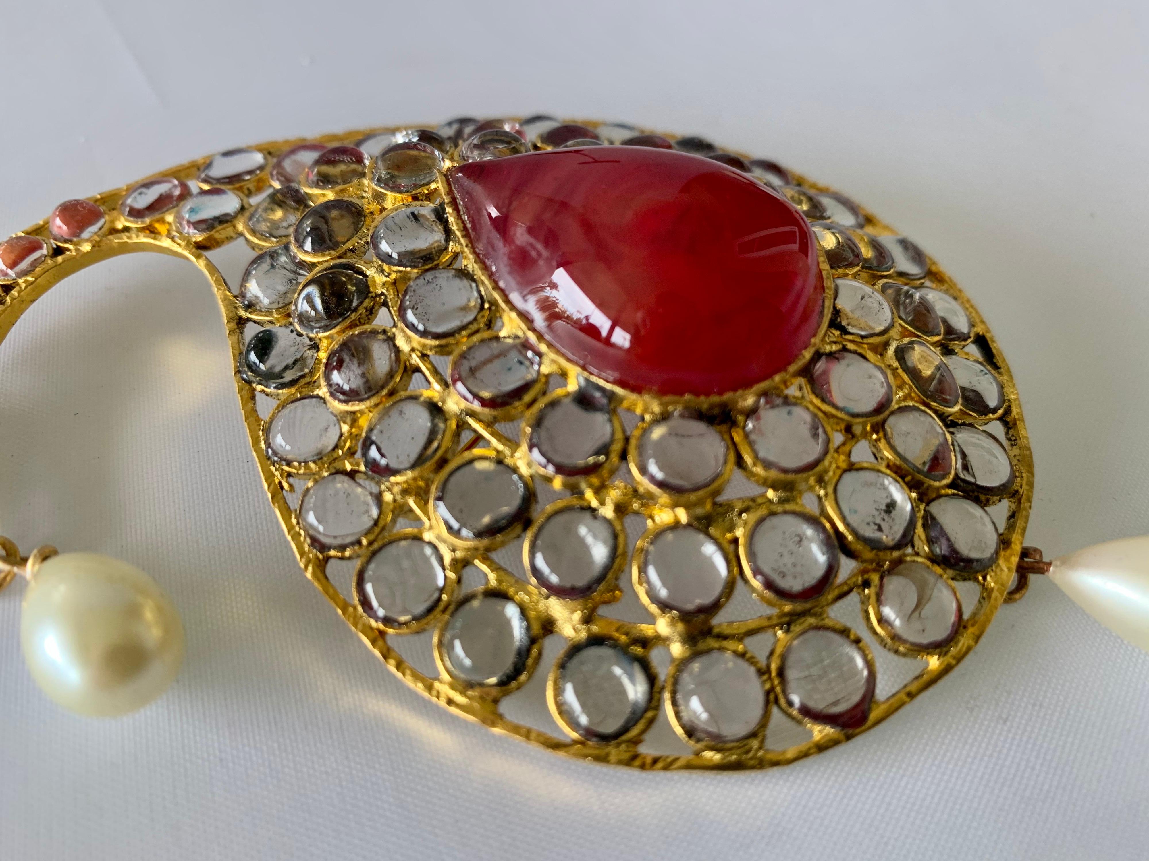 Exquisitely crafted large paisley and pearl brooch/pin. Comprised out of gilt metal 