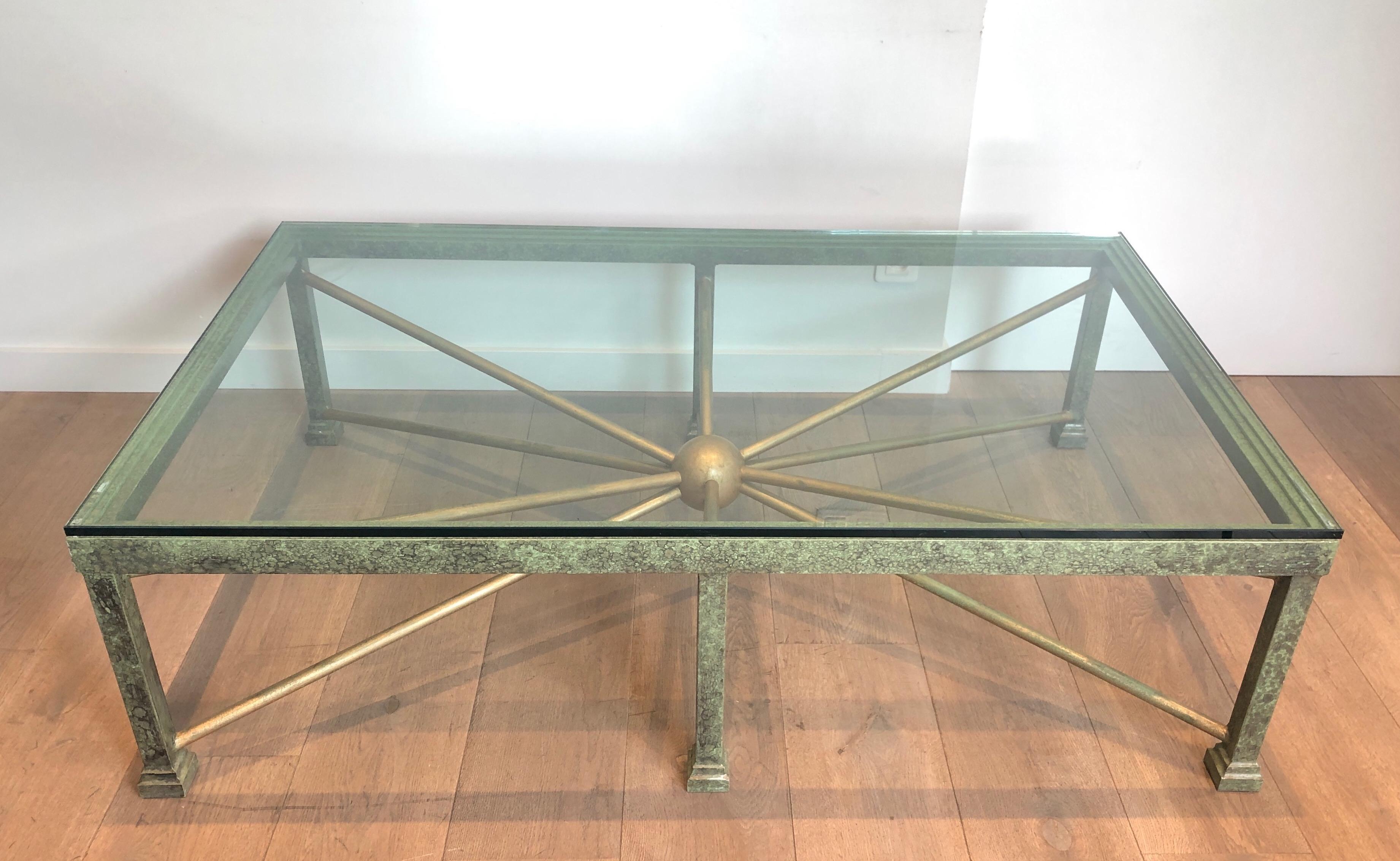 Grande table basse en acier patiné et doré et en fer forgé en vente 9