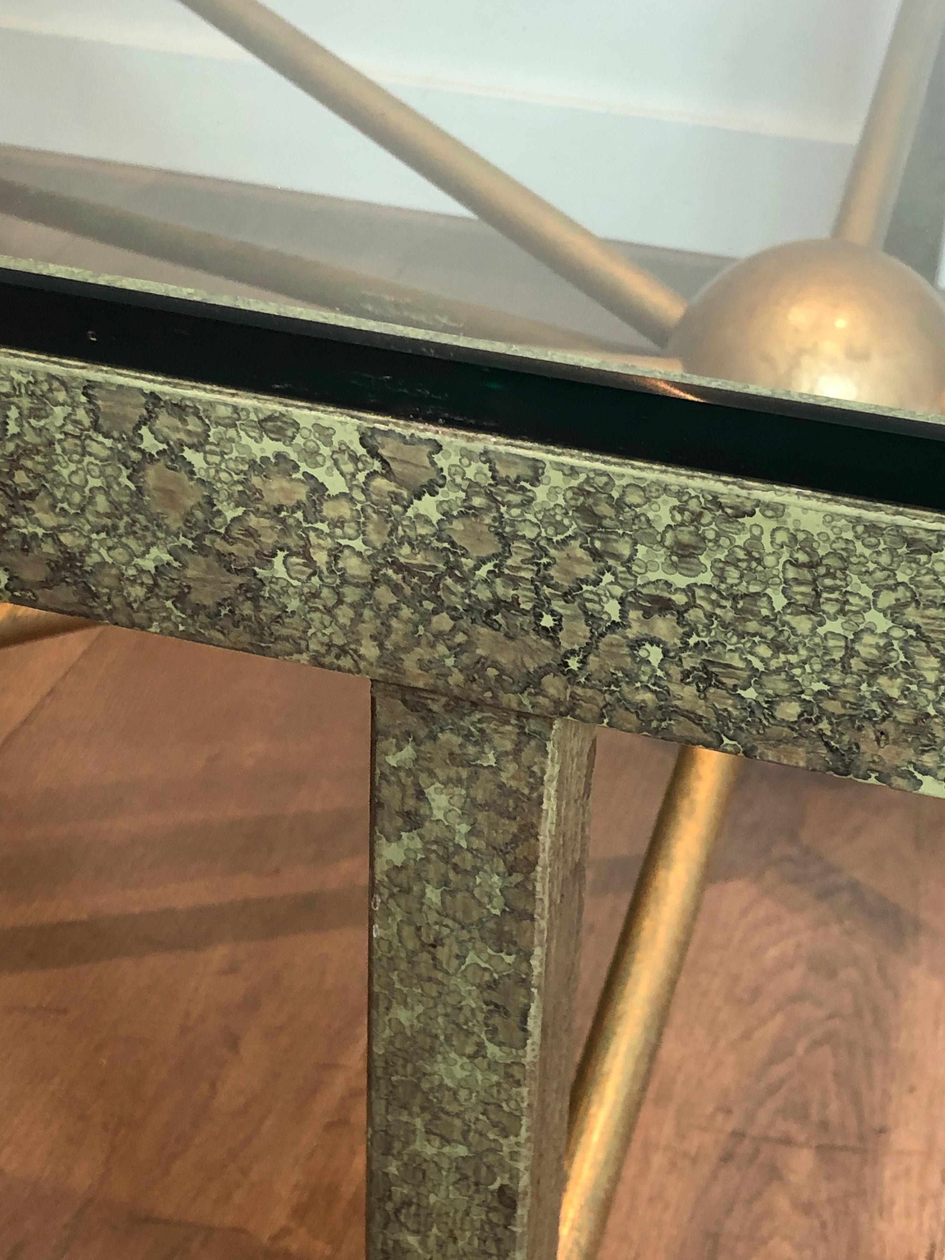 Acier Grande table basse en acier patiné et doré et en fer forgé en vente