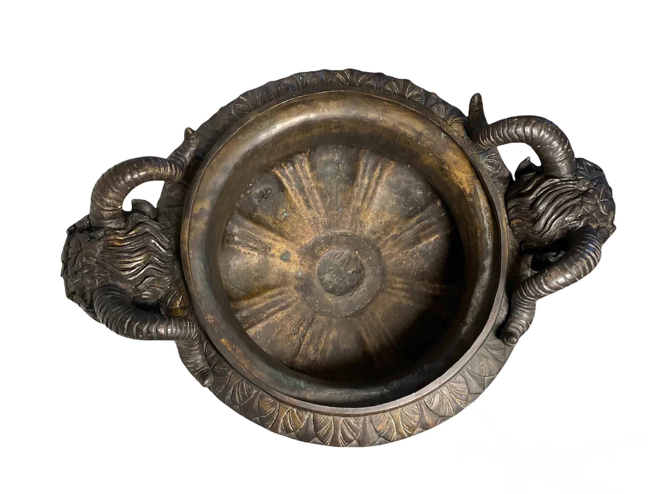 Grande urne Tazza en bronze patiné Bacchus Garden en vente 8